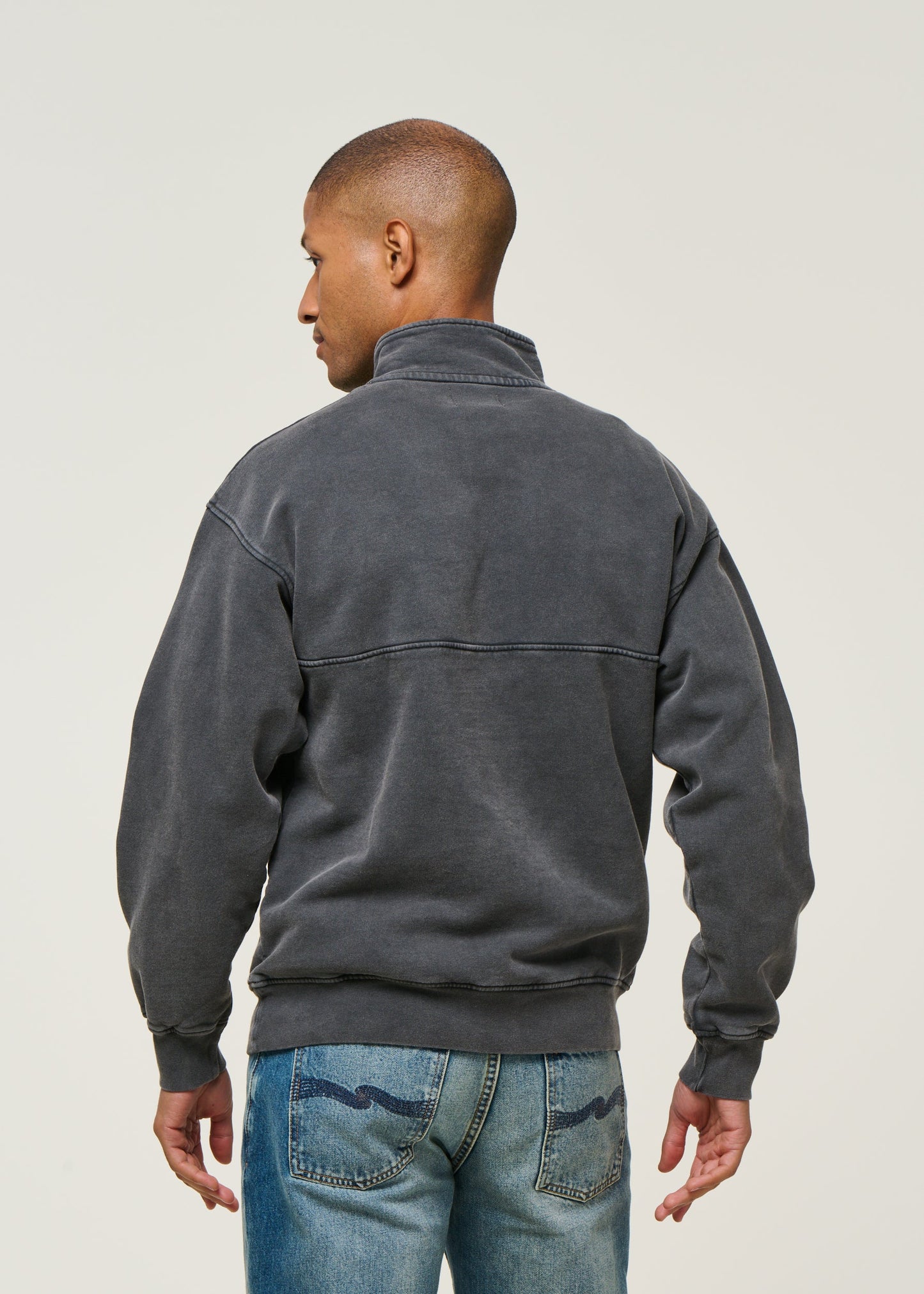 Sweat camionneur col zippé en coton bio | noir "Faded Black"