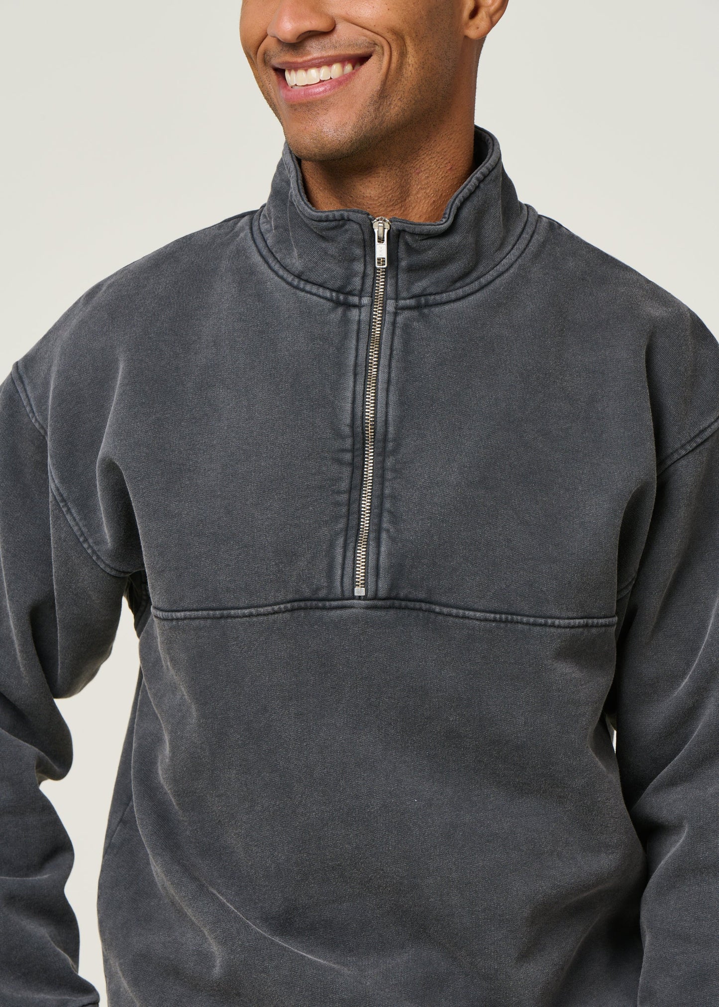 Sweat camionneur col zippé en coton bio | noir "Faded Black"