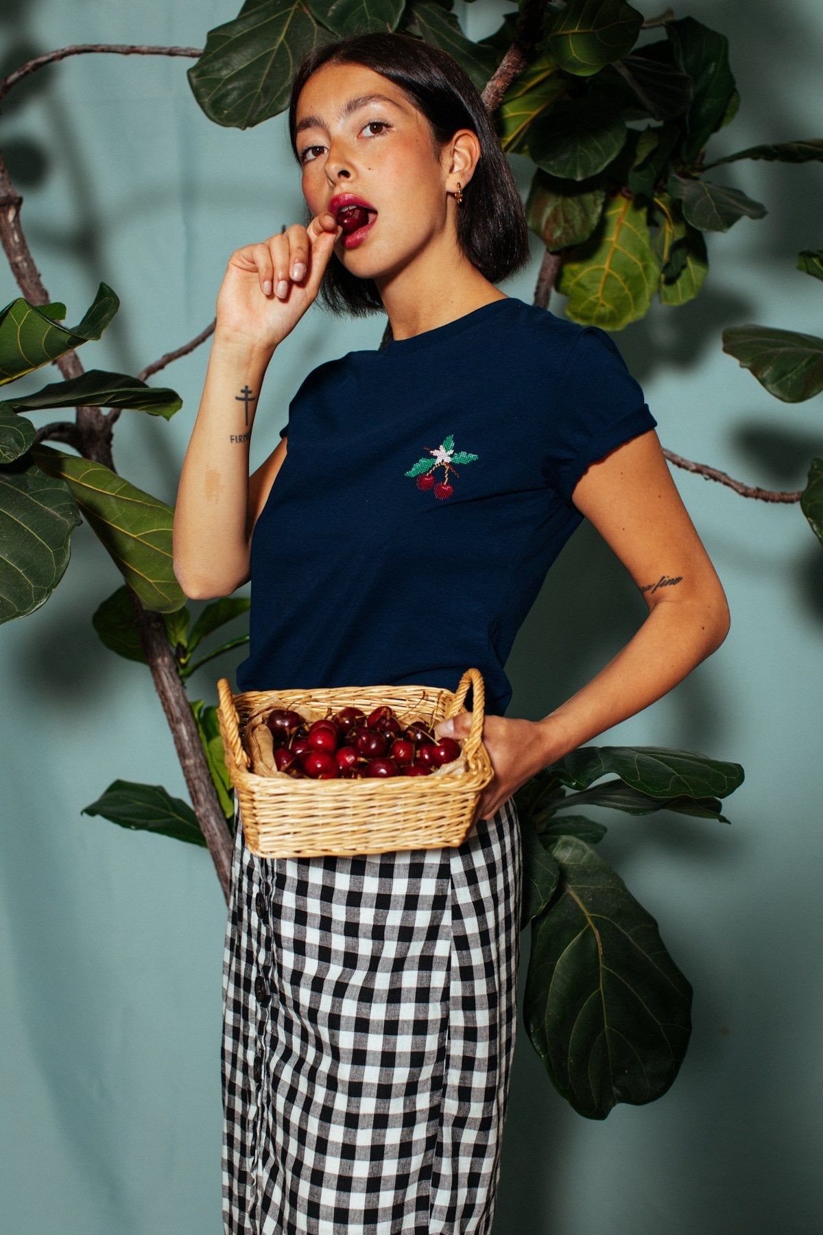 T-shirt marine brodé en coton bio - griottes marine