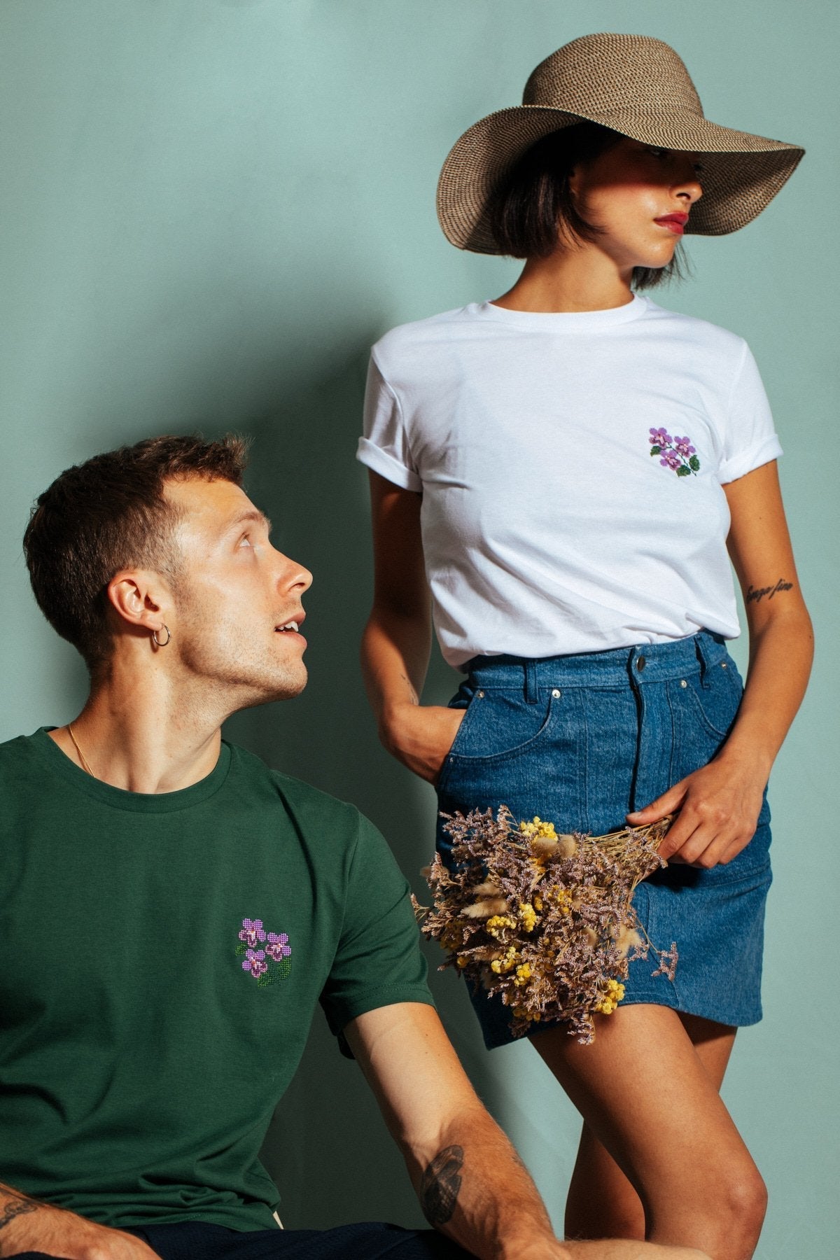 T-shirt blanc brodé en coton bio - violettes blanc