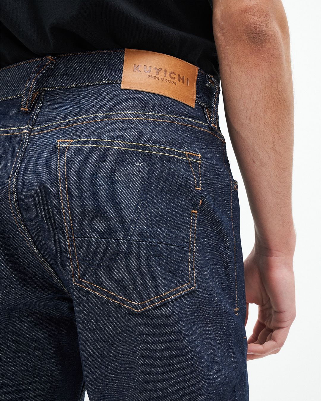 Jean droit fuselé en coton recyclé | bleu brut "jim regular slim orange selvedge recycled raw"