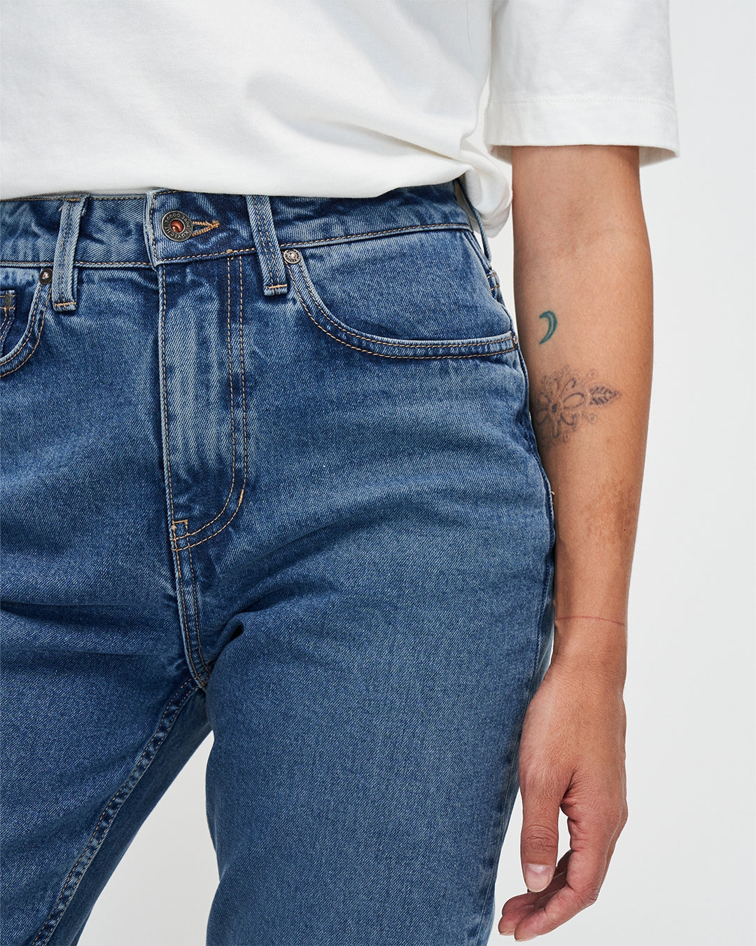 Jean mom en coton bio | bleu "nora loose tapered worn indigo"