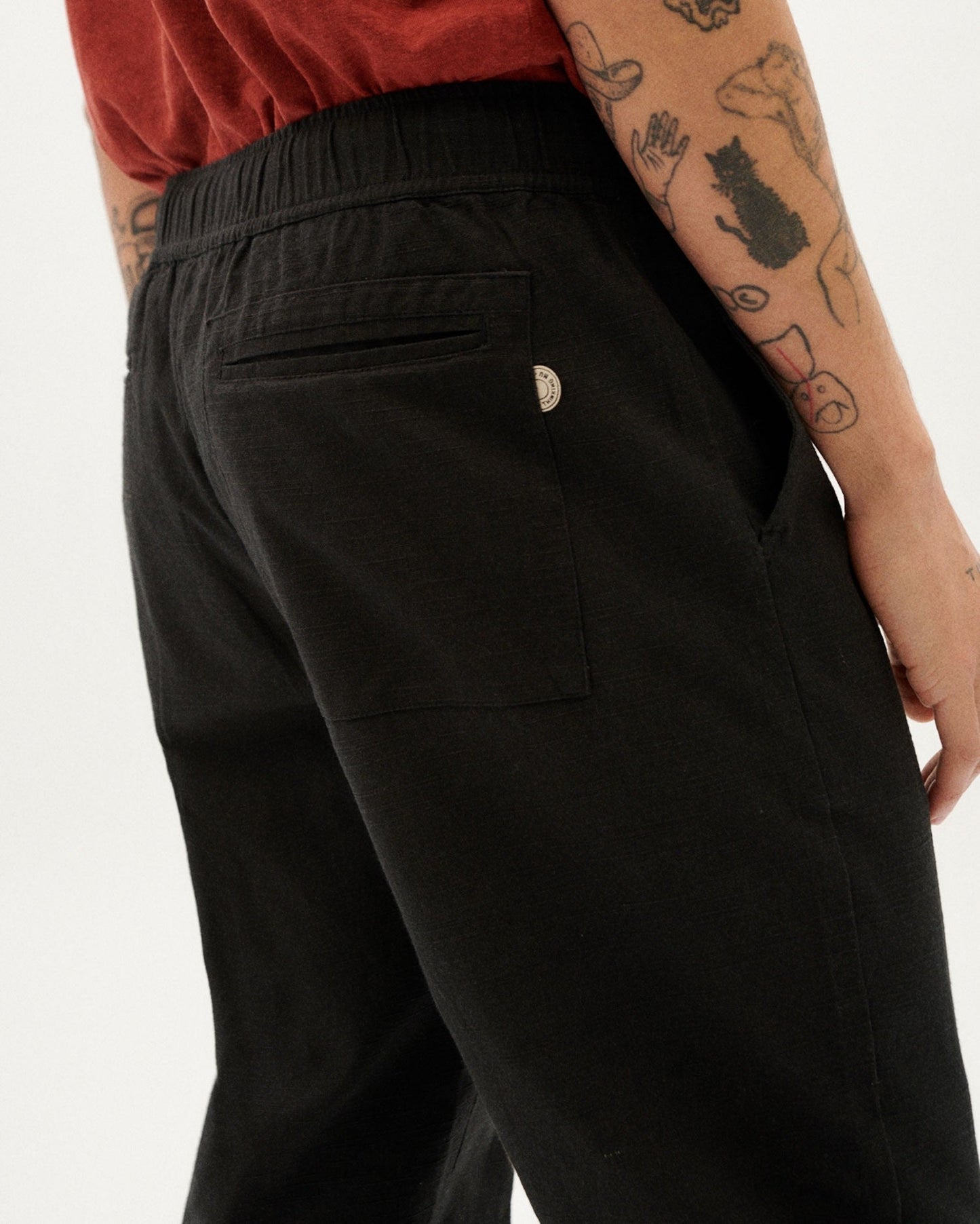 Pantalon droit en coton bio | Noir "black light travel pants"