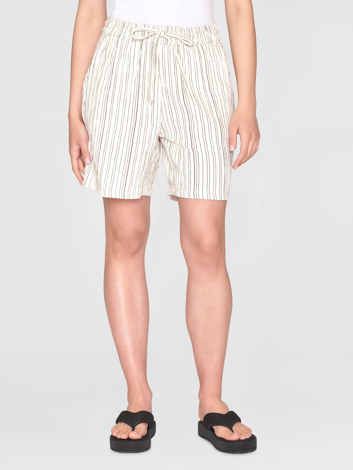 Short en coton bio | Rayé marron et blanc "posey wide mid-rise wrinkle stripe brown"