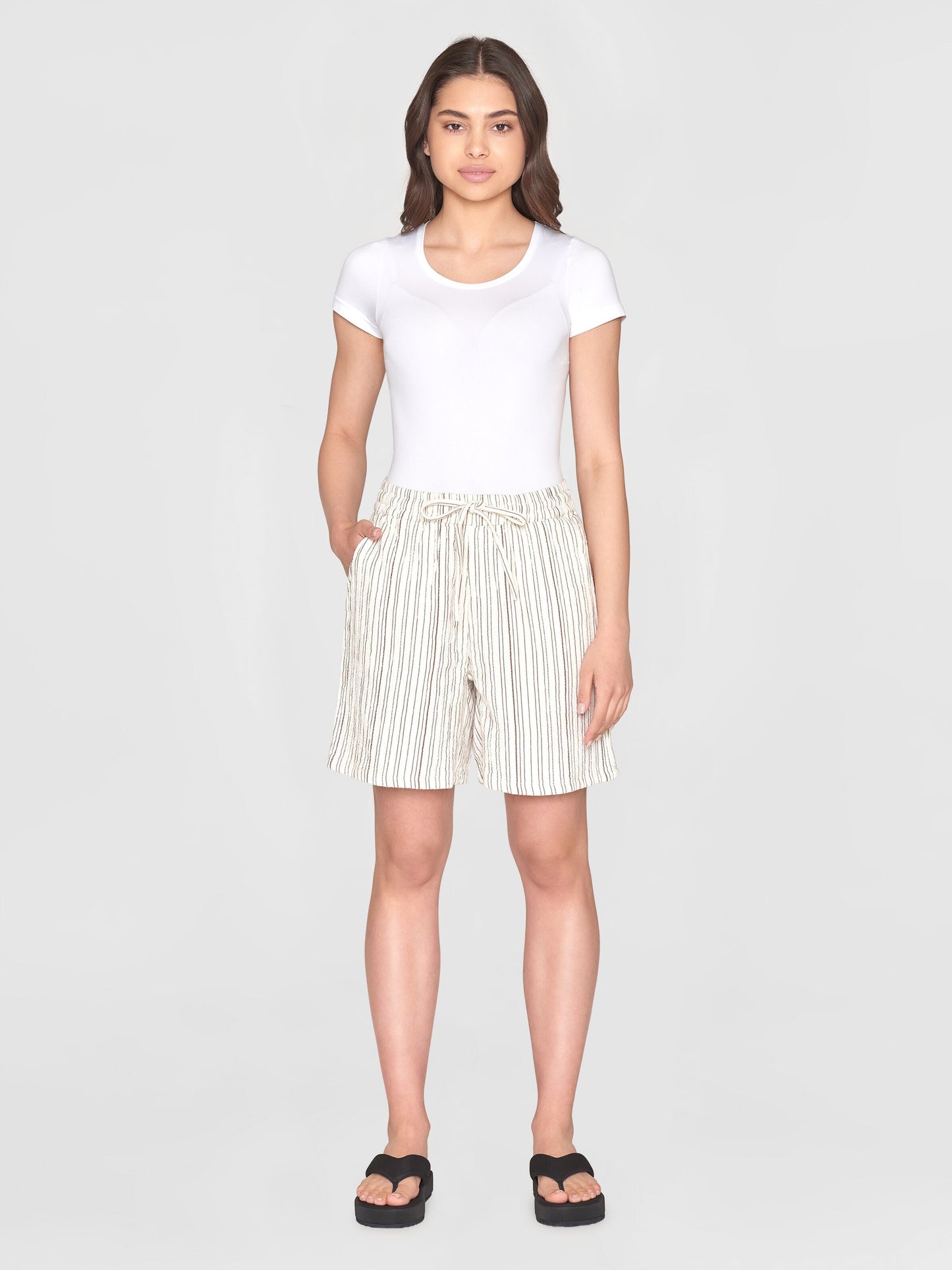 Short en coton bio | Rayé marron et blanc "posey wide mid-rise wrinkle stripe brown"