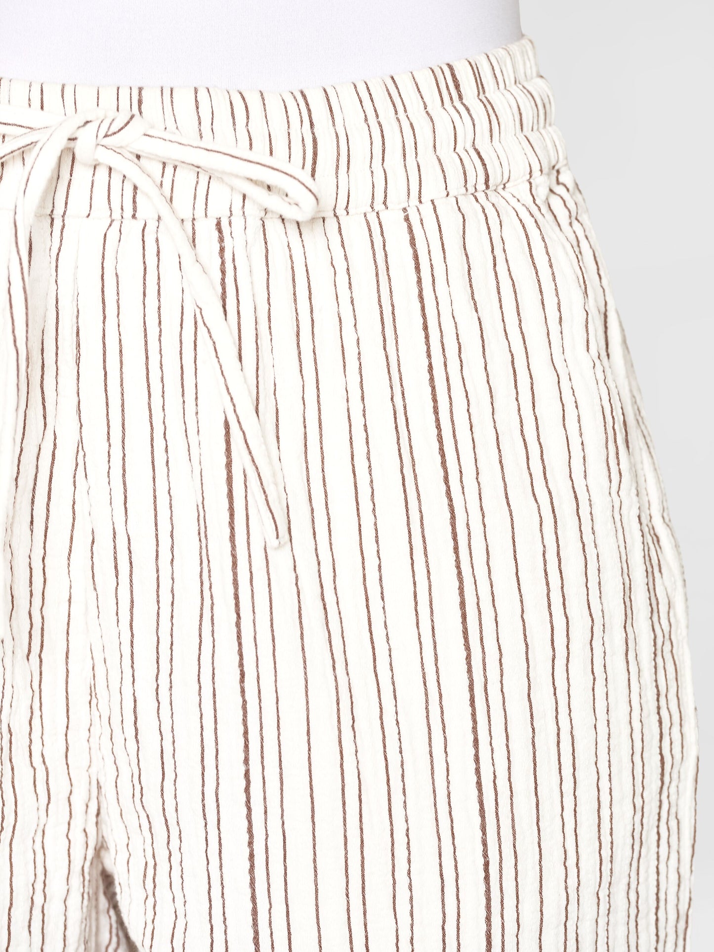 Short en coton bio | Rayé marron et blanc "posey wide mid-rise wrinkle stripe brown"