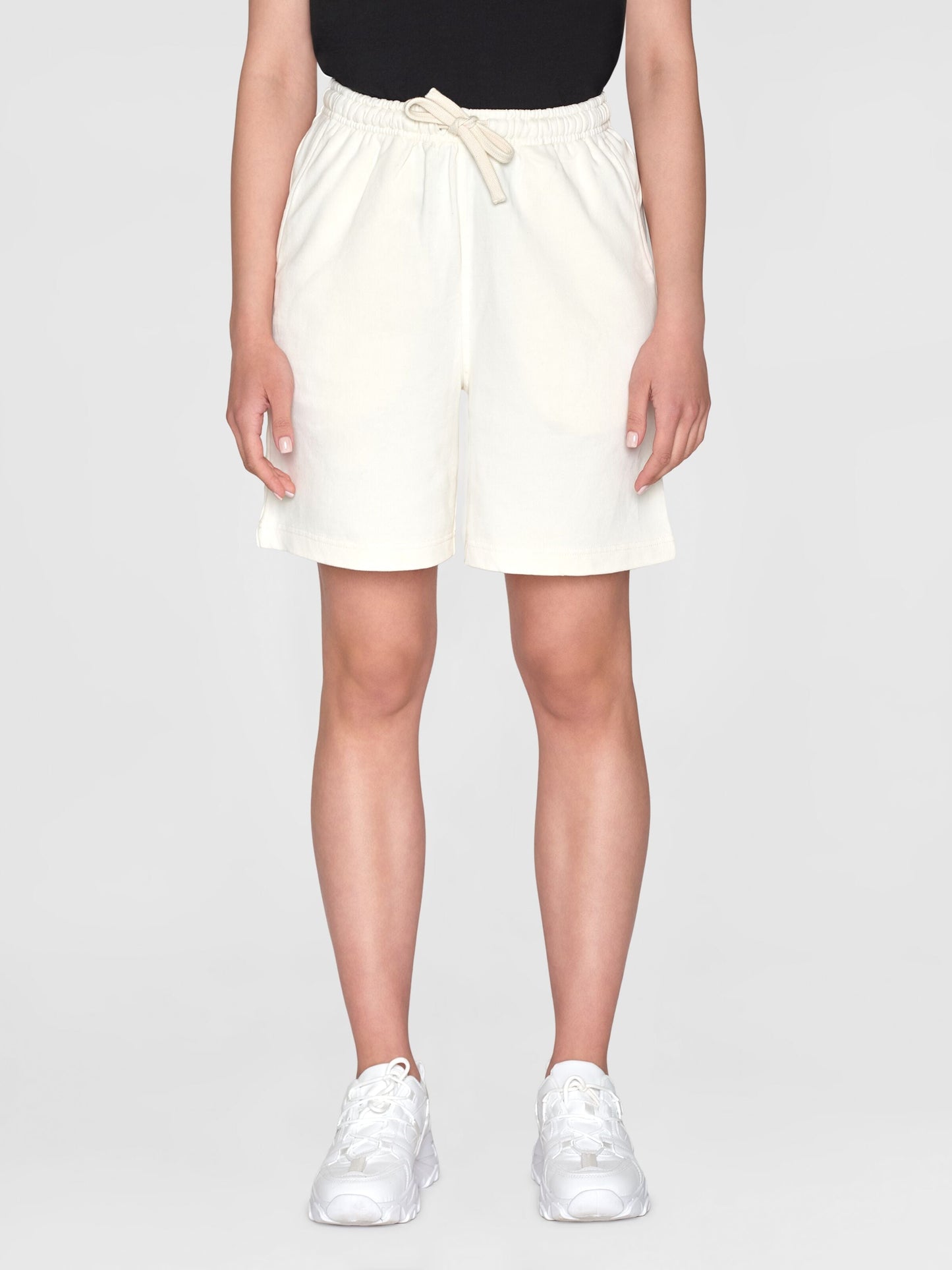 Short en coton bio | Blanc à motif brodé "loose fit sweat shorts egret"