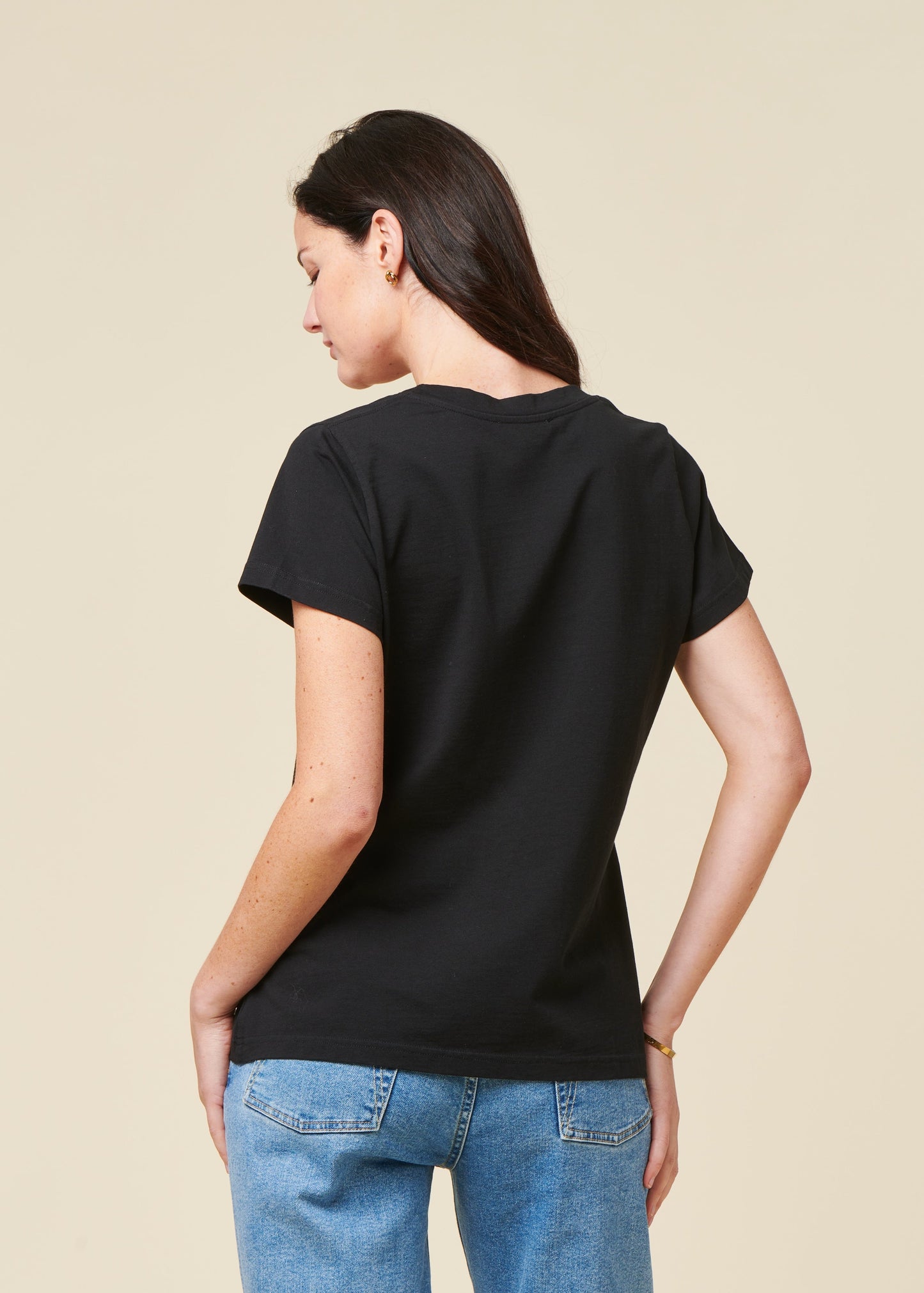 le t-shirt décolleté noir