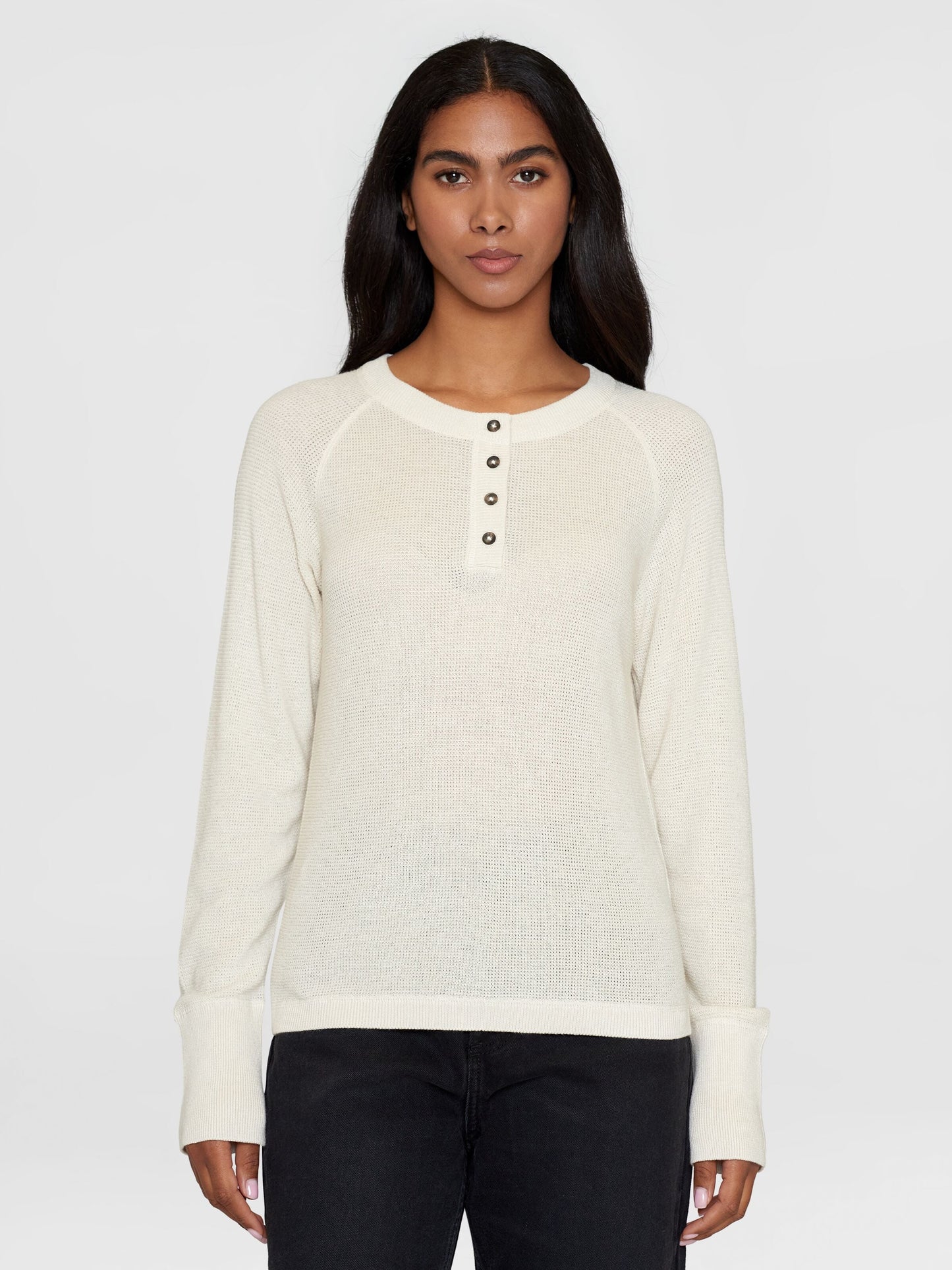 Pull en coton bio et matière recyclée | Beige "slim henley mixed yarns light knit egret"