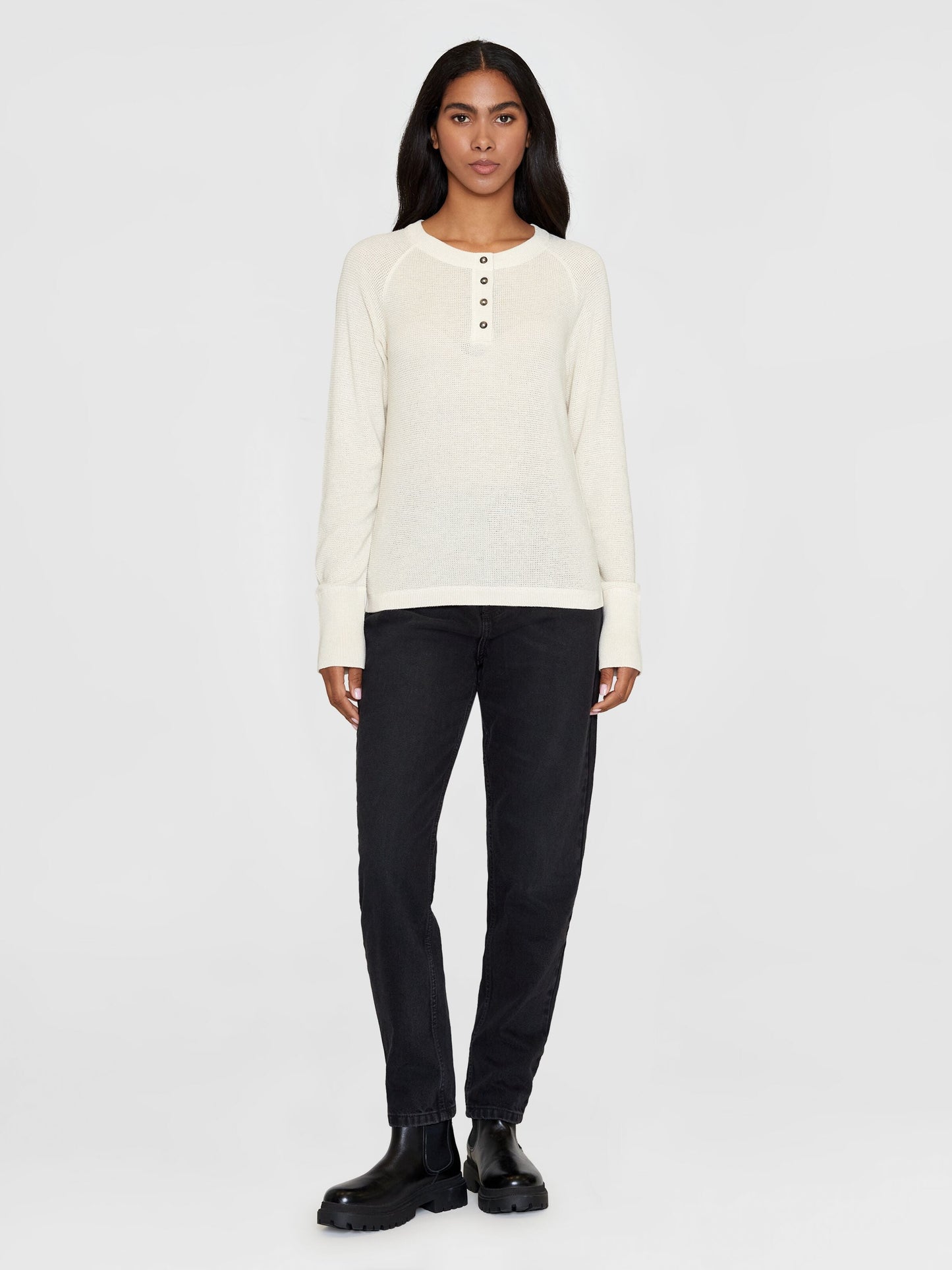 Pull en coton bio et matière recyclée | Beige "slim henley mixed yarns light knit egret"