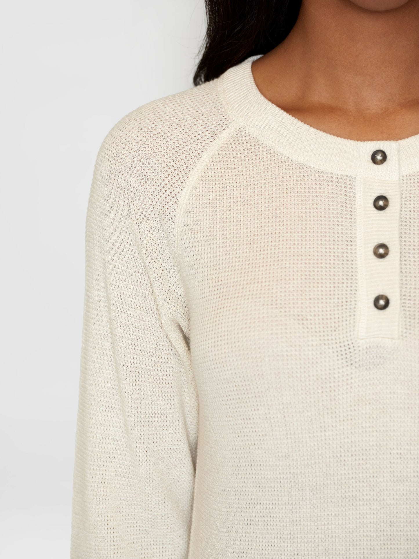 Pull en coton bio et matière recyclée | Beige "slim henley mixed yarns light knit egret"