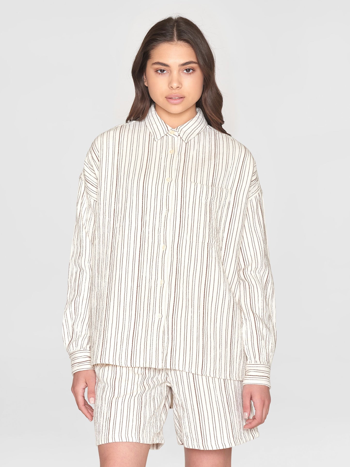 Chemise en coton bio | Rayé marron "wrinkle stripe loose a-shape brown stripe"
