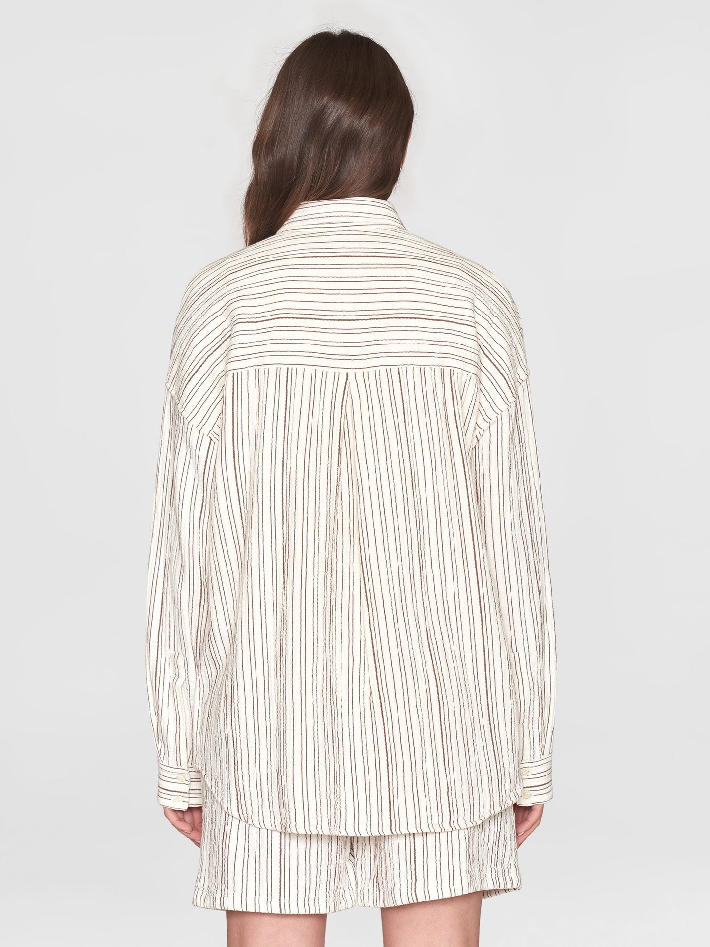 Chemise en coton bio | Rayé marron "wrinkle stripe loose a-shape brown stripe"