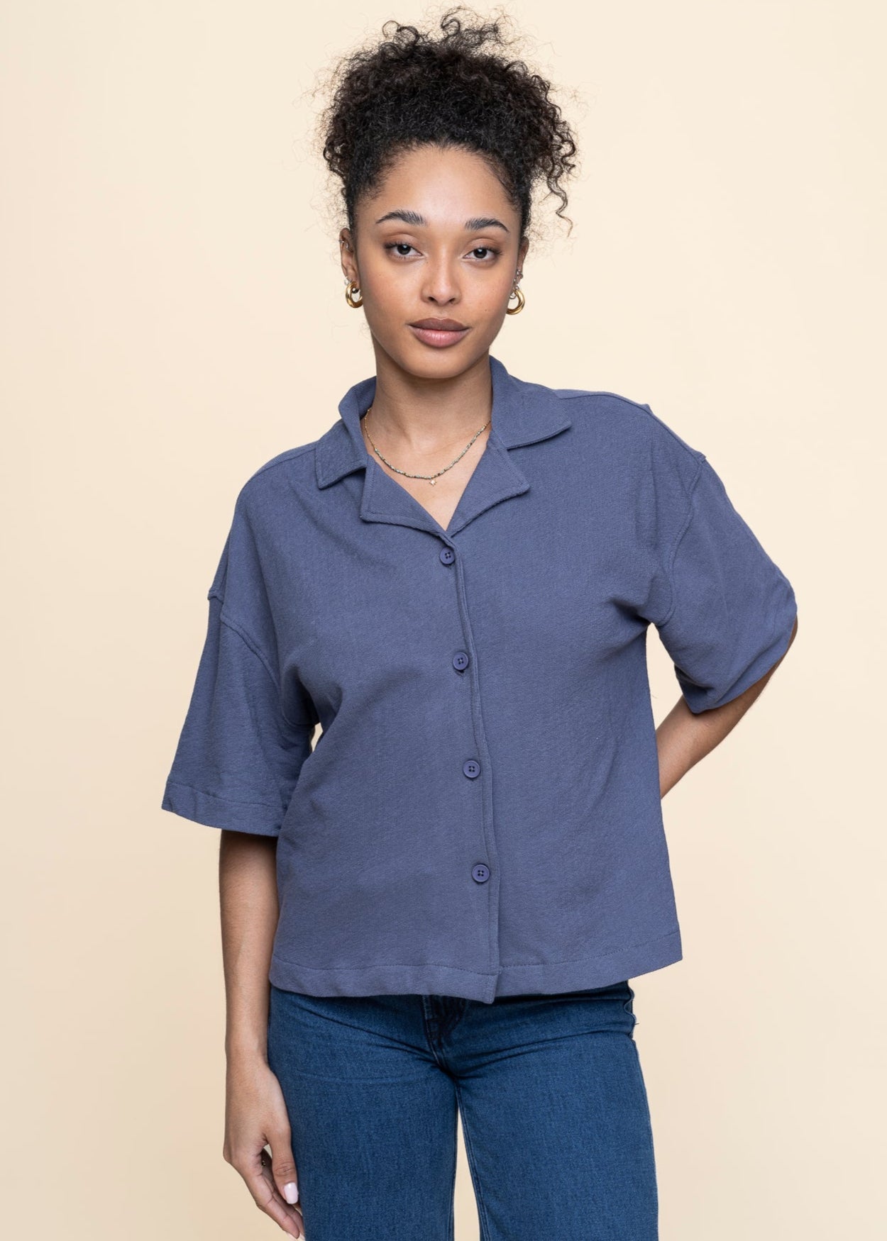 Chemise éponge en coton biologique | bleu "bouclé short sleeved shirt  vintage indigo"