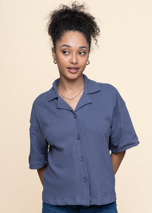Chemise éponge en coton biologique | bleu "bouclé short sleeved shirt  vintage indigo"