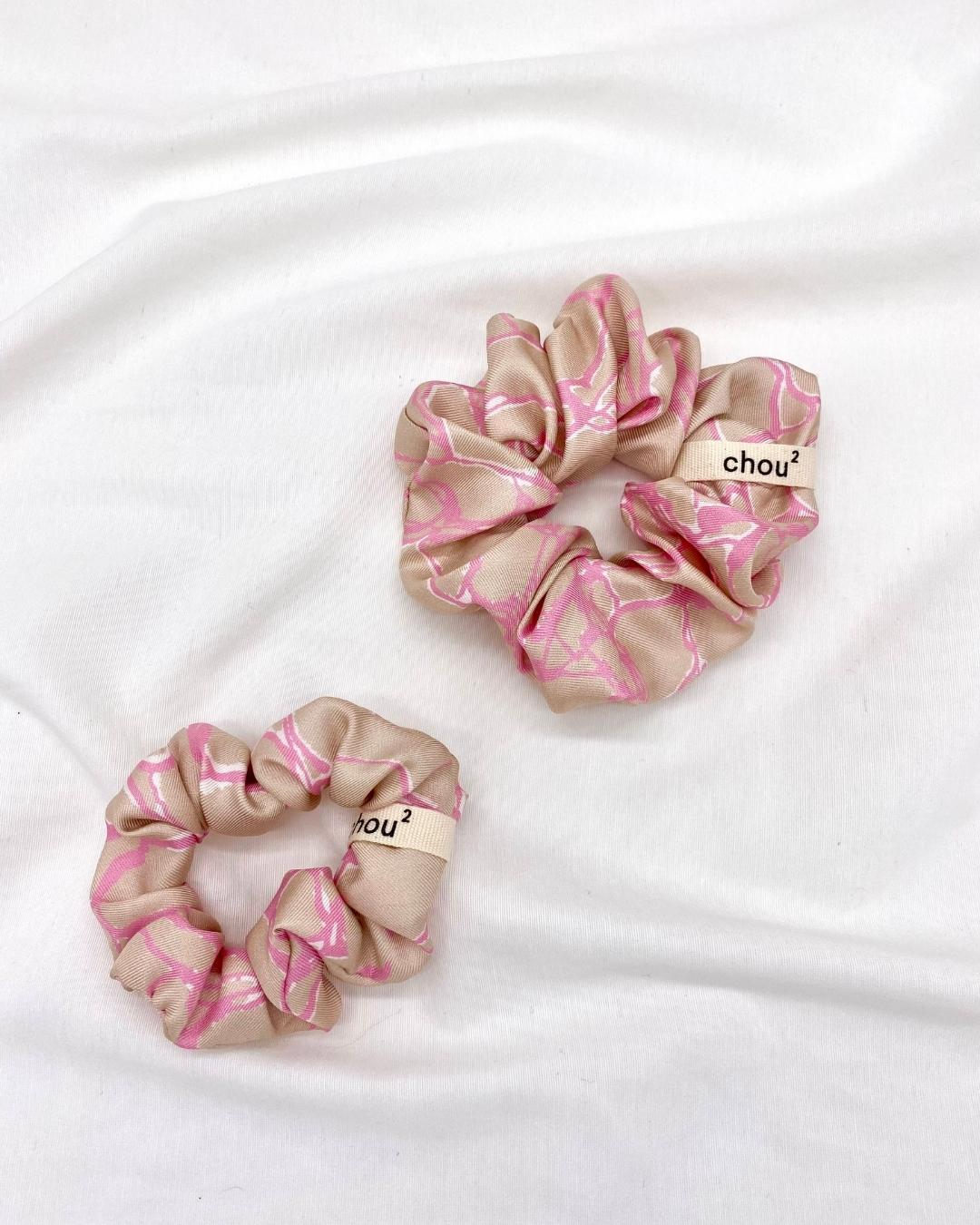 Chouchou marbré rose en soie upcyclée - petit