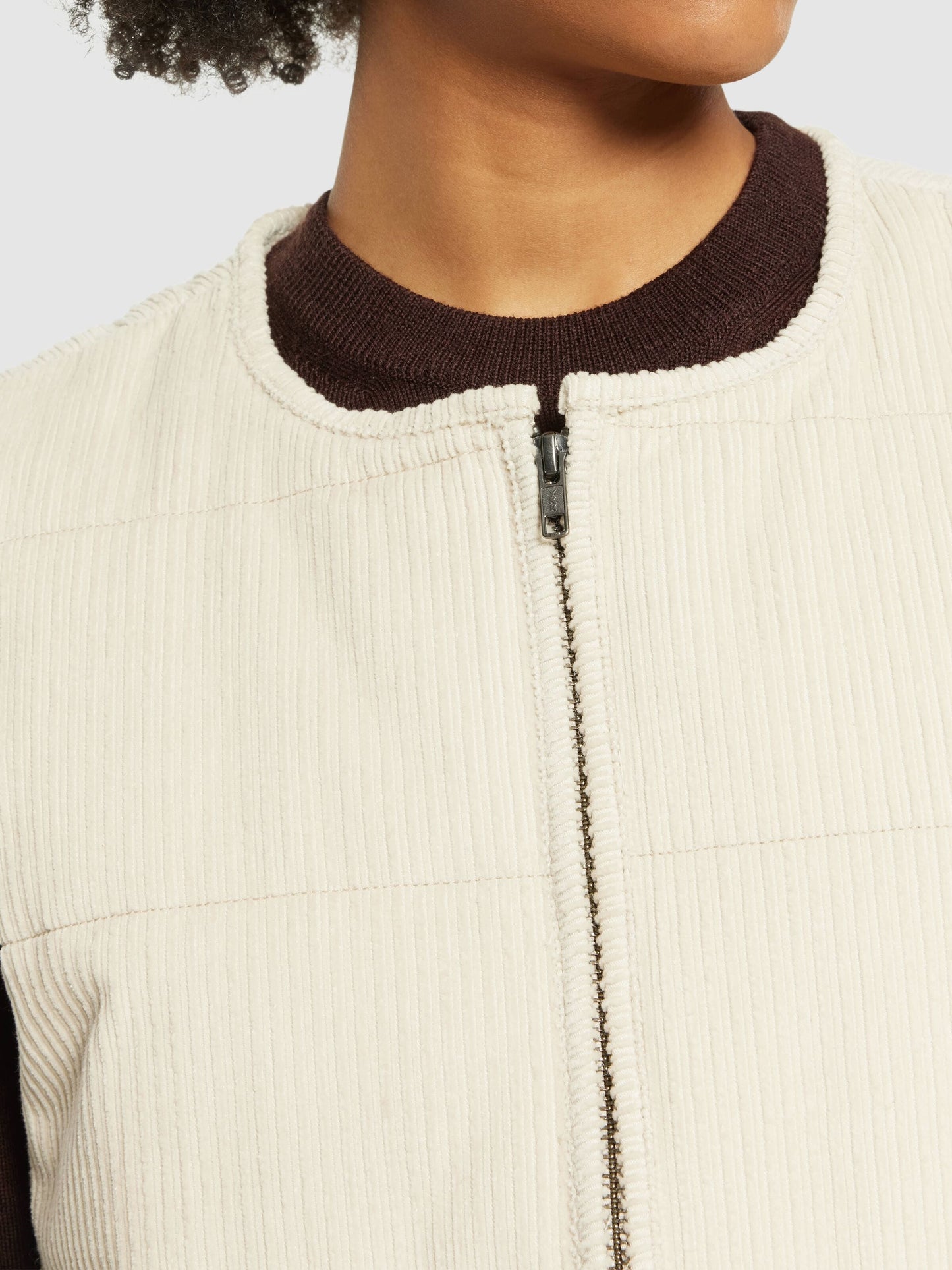 Veste matelassée sans manches en coton bio et matière recyclée | écru "irregular corduroy zip vest light feather gray"
