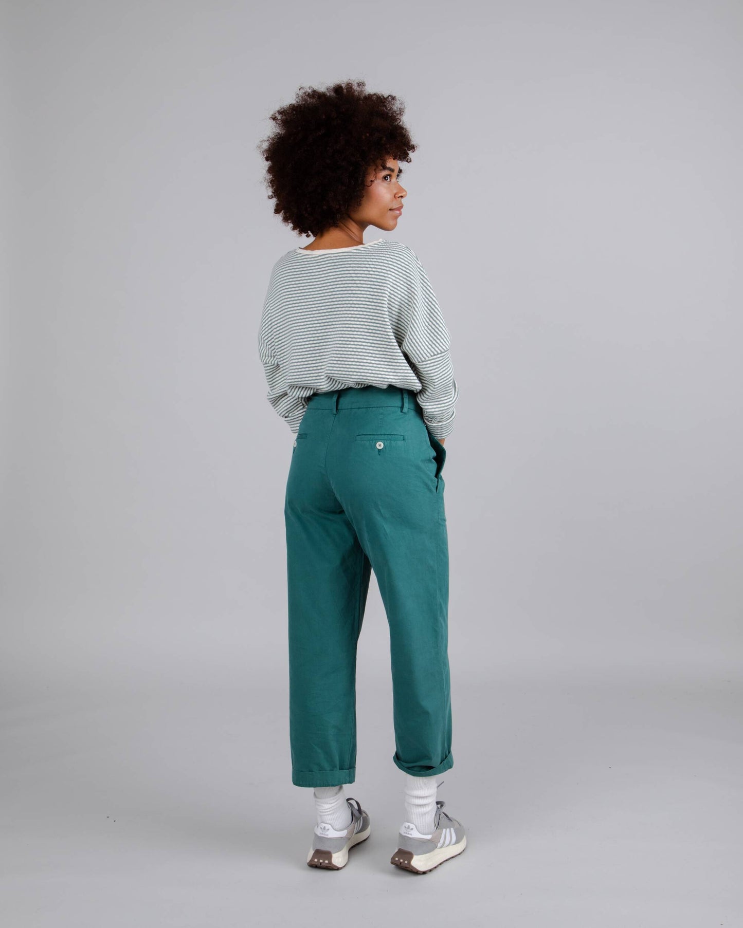 Chino vert bouteille en coton bio - kale pleated chino green