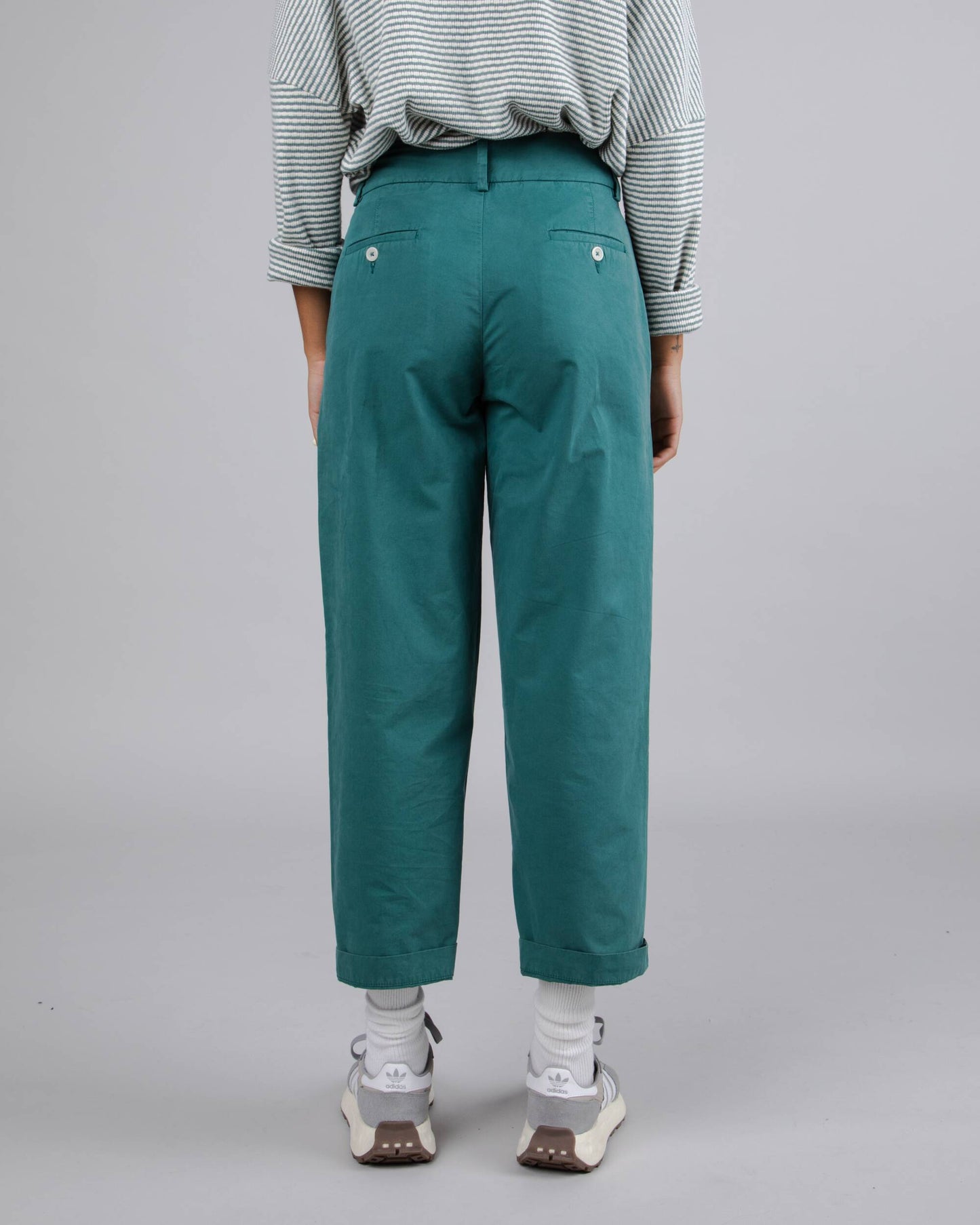 Chino vert bouteille en coton bio - kale pleated chino green