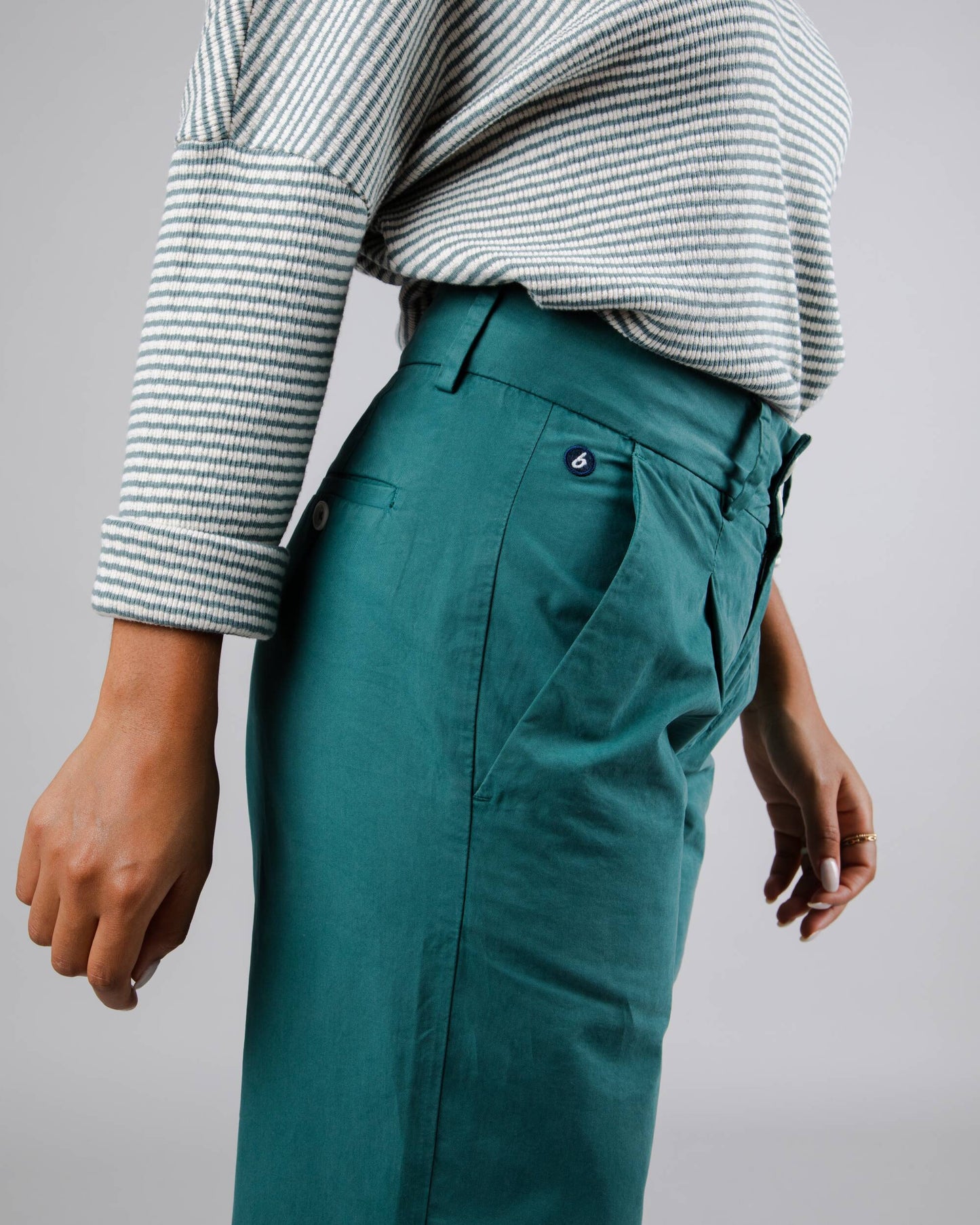 Chino vert bouteille en coton bio - kale pleated chino green