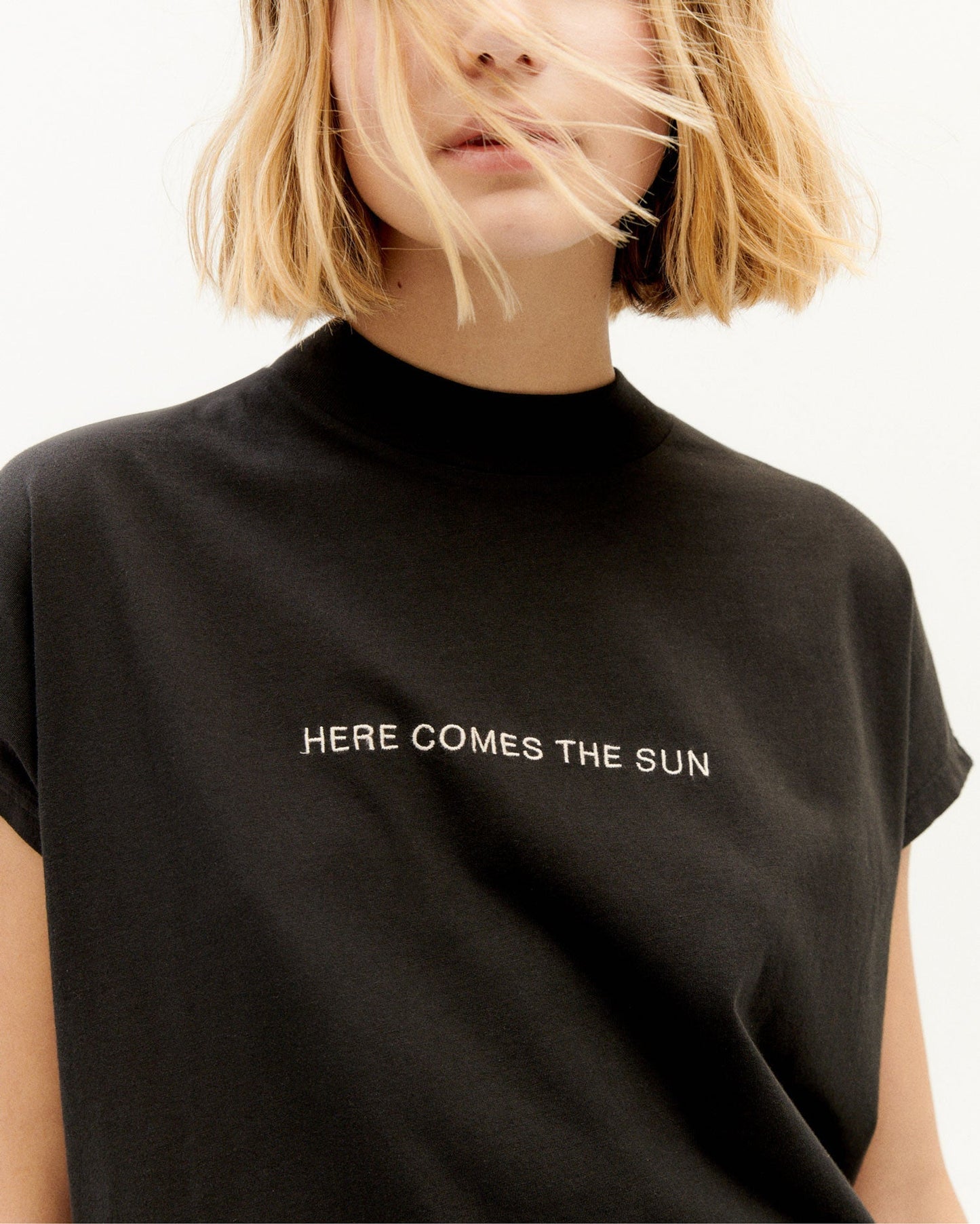 T-shirt brodé en coton bio | Noir "here comes the sun black t-shirt"