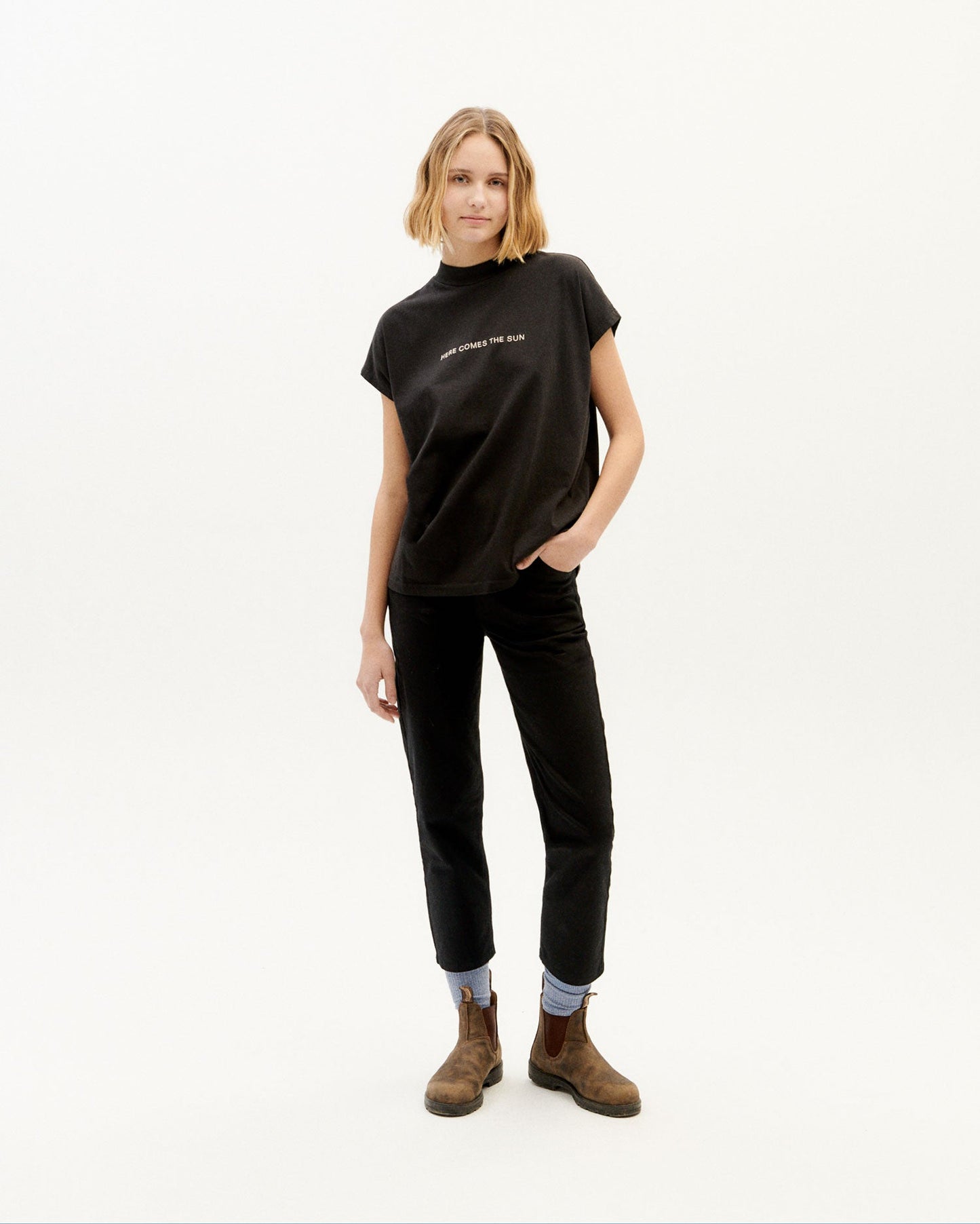T-shirt brodé en coton bio | Noir "here comes the sun black t-shirt"
