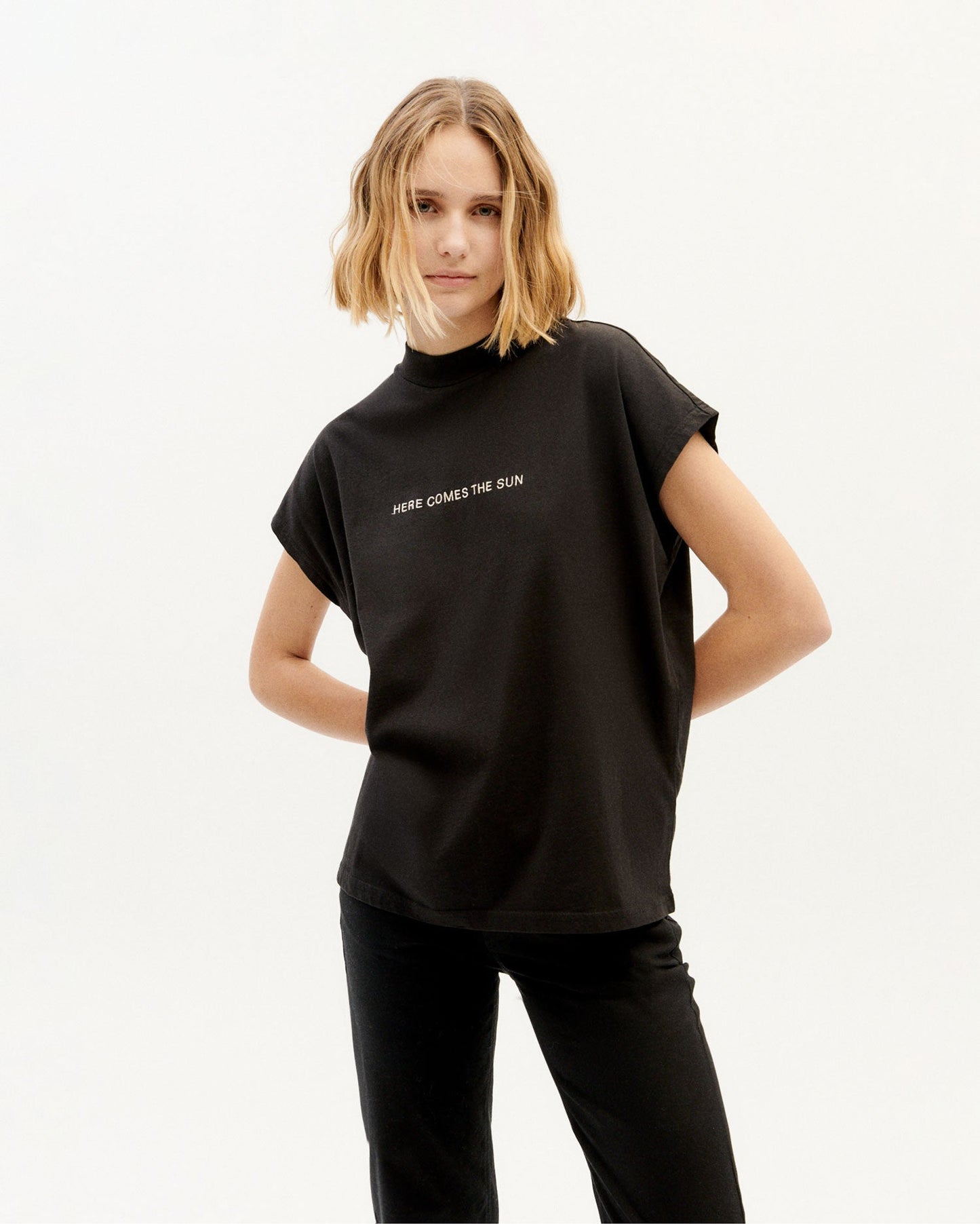 T-shirt brodé en coton bio | Noir "here comes the sun black t-shirt"