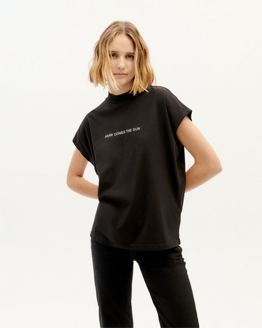 T-shirt brodé en coton bio | Noir "here comes the sun black t-shirt"