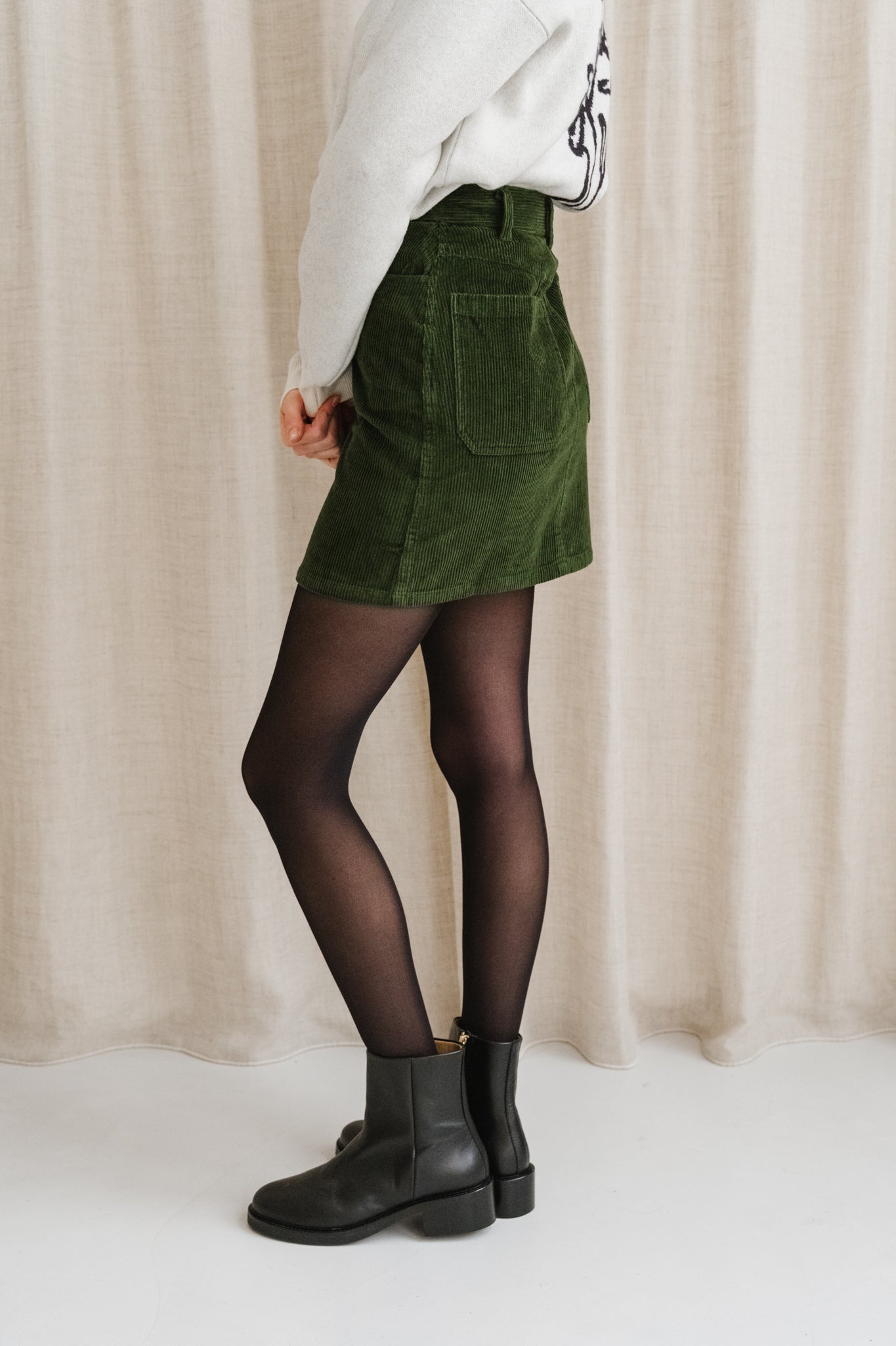Jupe courte velours en coton bio | Vert foncé "bottle green corduroy marsha skirt"