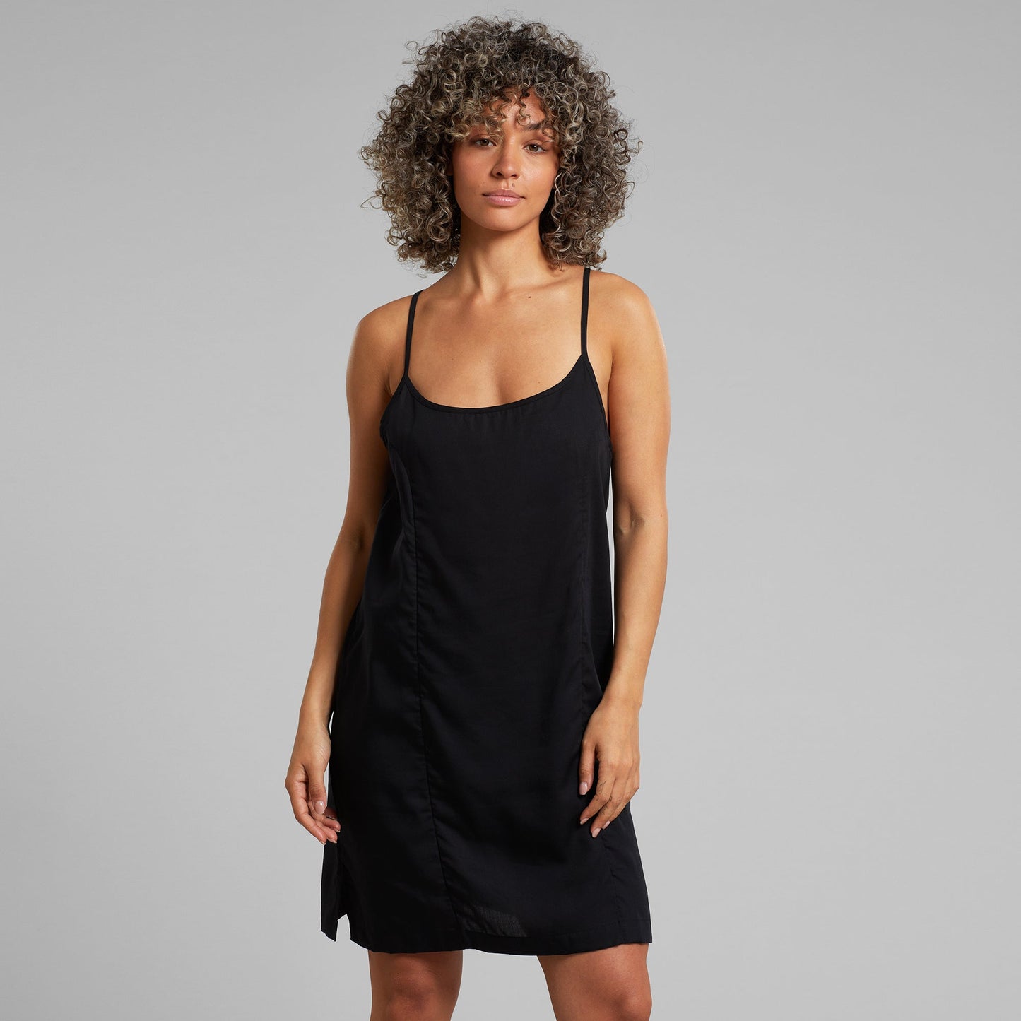 Robe courte à bretelles en tencel | noir "strap dress kulla black"