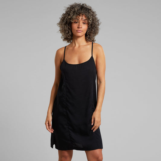 Robe courte à bretelles en tencel | noir "strap dress kulla black"