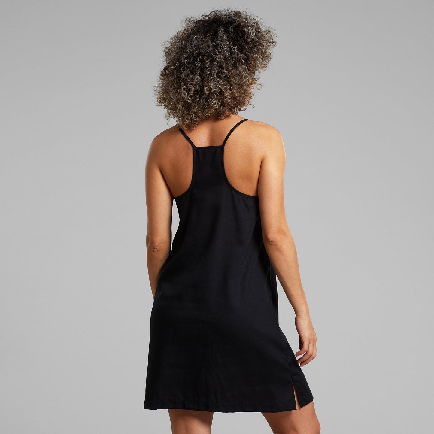 Robe courte à bretelles en tencel | noir "strap dress kulla black"
