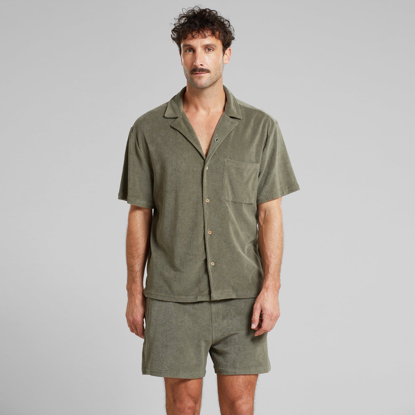 Short en éponge de coton bio | kaki "terry shorts essingen vertiver green"