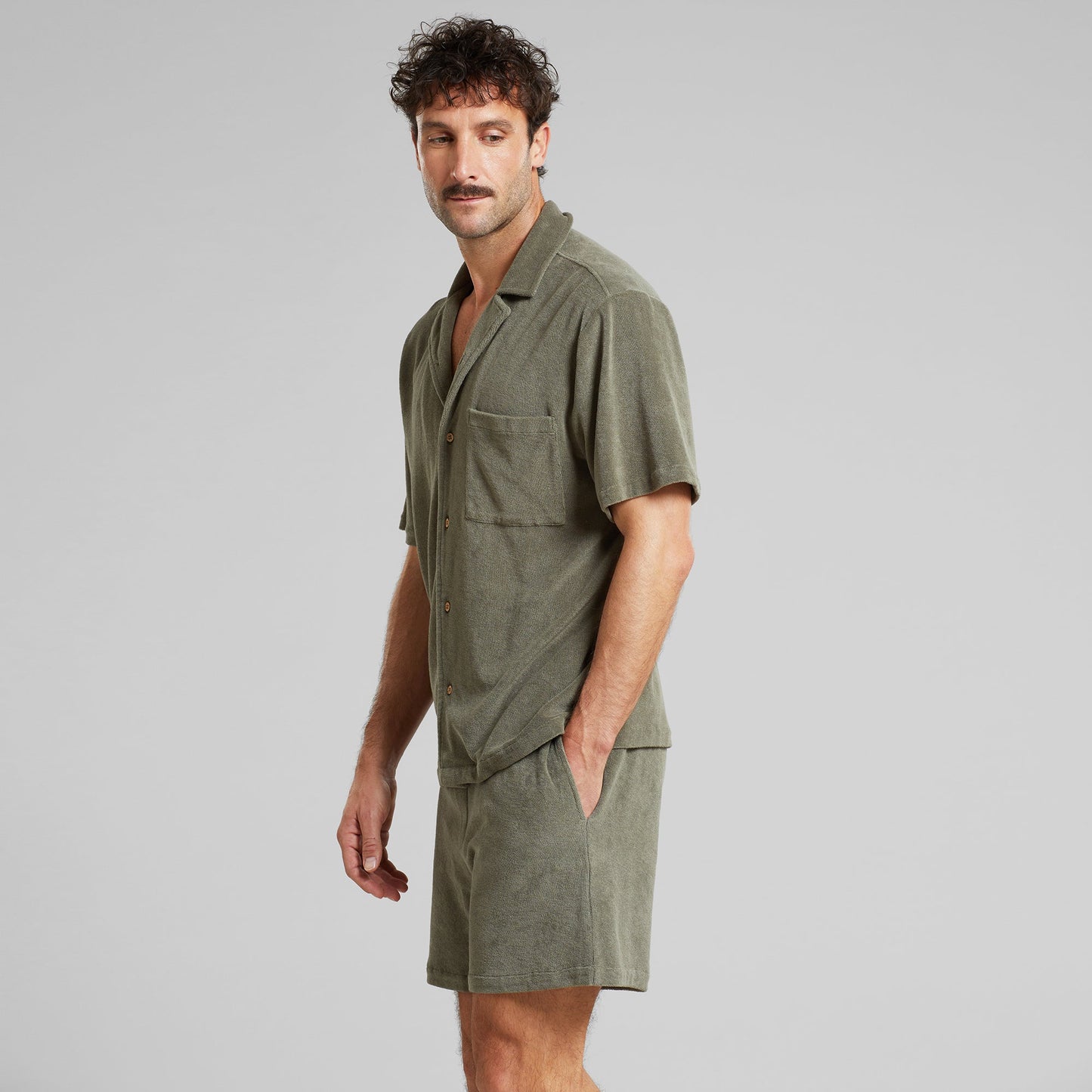 Short en éponge de coton bio | kaki "terry shorts essingen vertiver green"