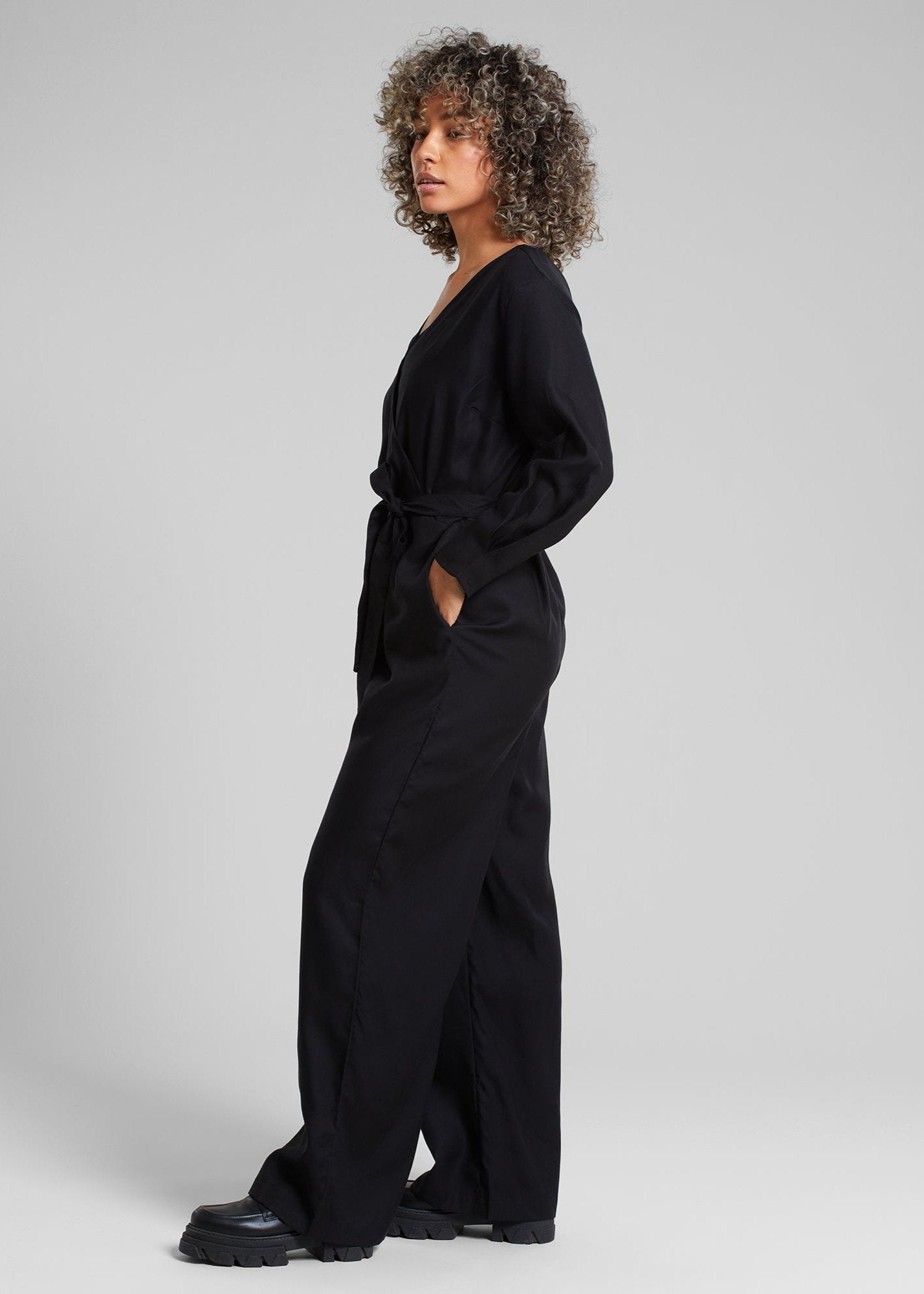 Combinaison longue en tencel | noir "wrap jumpsuit farsta black"