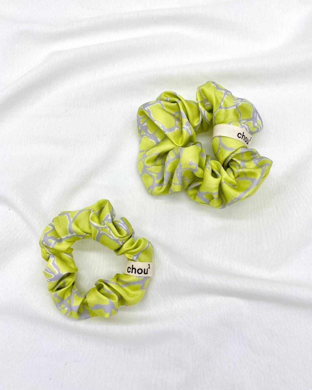 Chouchou marbré vert citron en soie upcyclée - grand