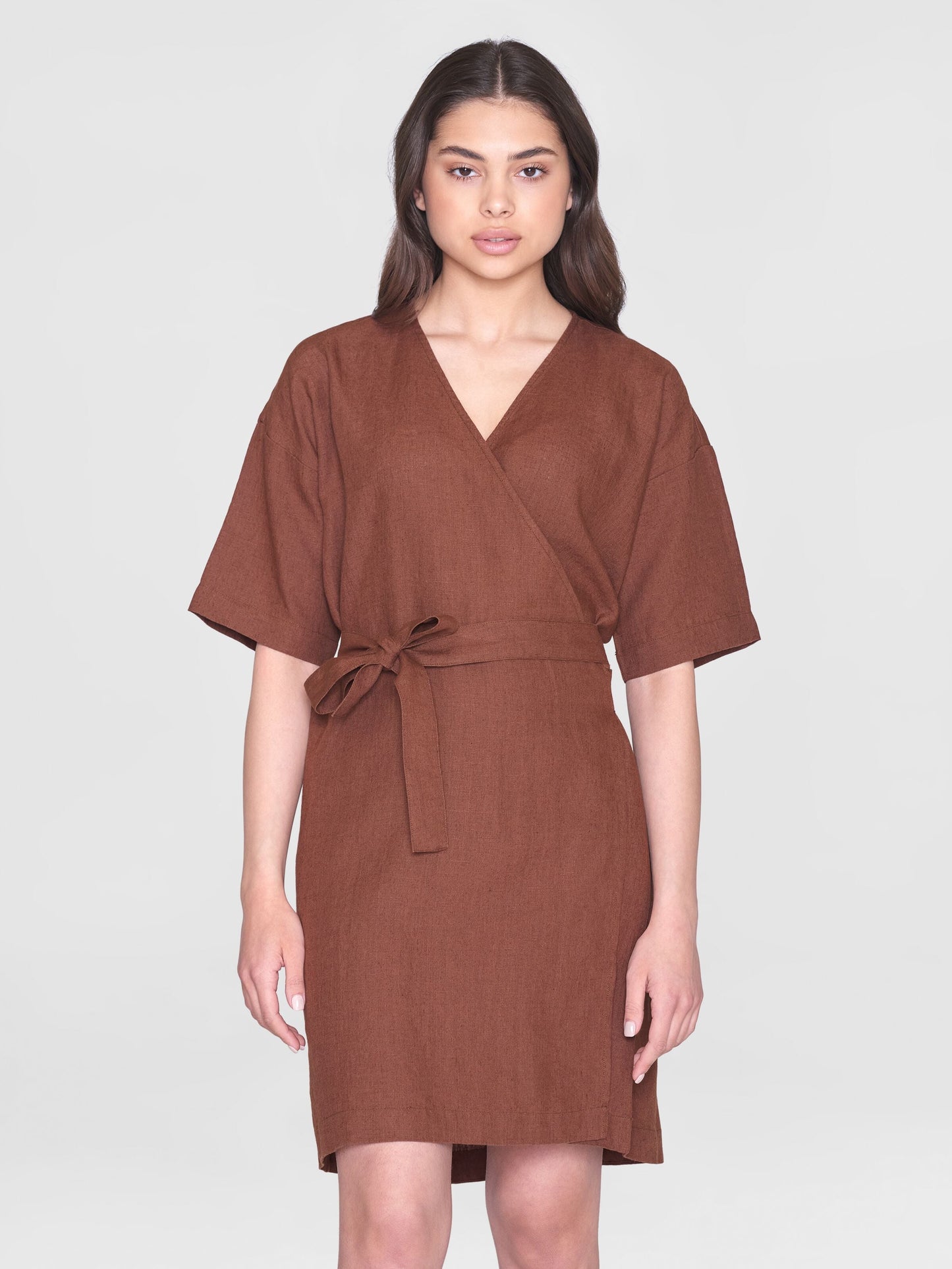 Robe portefeuille en lin bio | Marron "linen short sleeved wrap dress tiramisu"