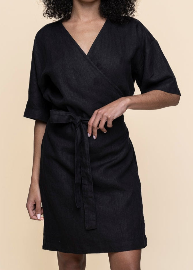 Robe portefeuille en lin bio | Noir "linen short sleeved wrap dress black jet"