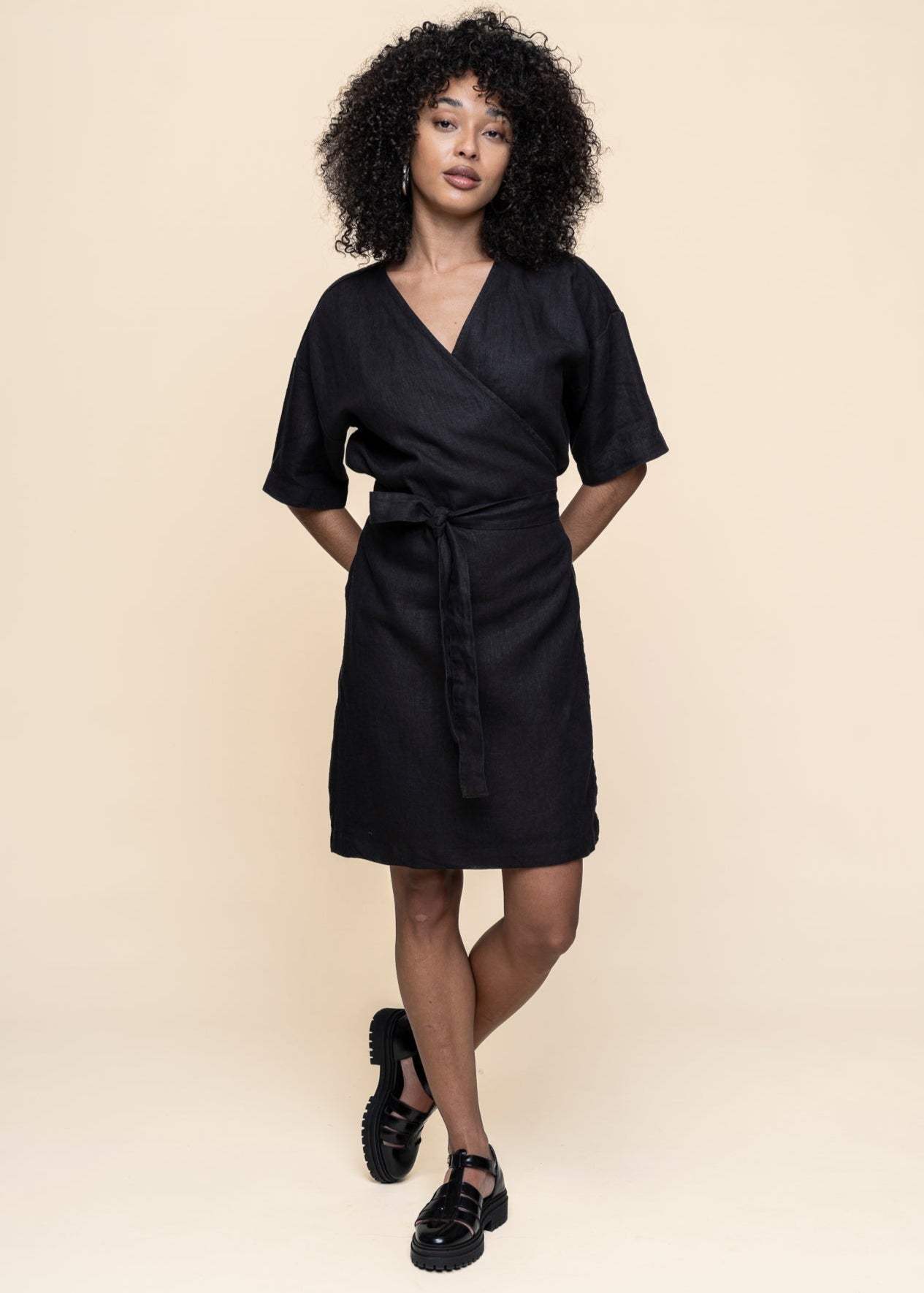 Robe portefeuille en lin bio | Noir "linen short sleeved wrap dress black jet"