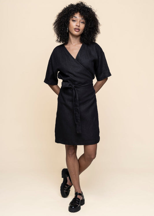 Robe portefeuille en lin bio | Noir "linen short sleeved wrap dress black jet"