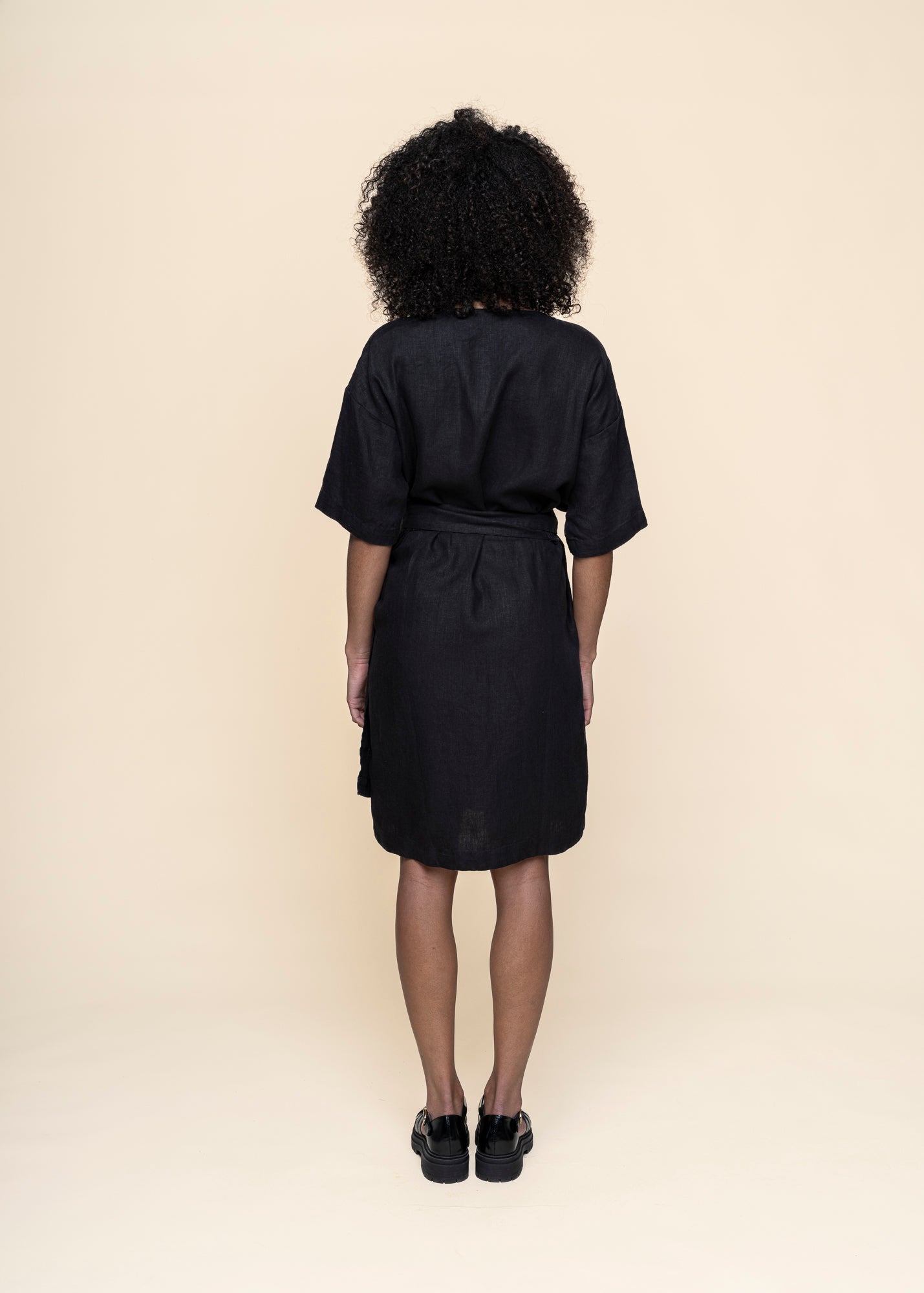 Robe portefeuille en lin bio | Noir "linen short sleeved wrap dress black jet"