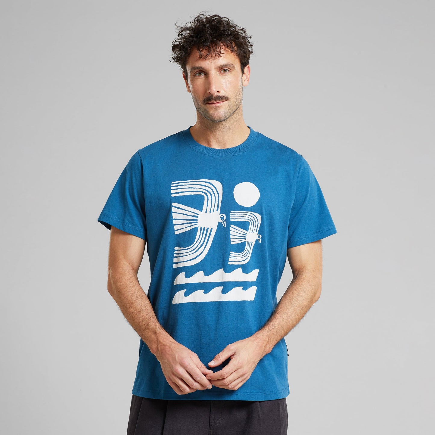 T-shirt en coton bio | Bleu à motifs "t-shirt stockholm seagulls and waves midnight blue"