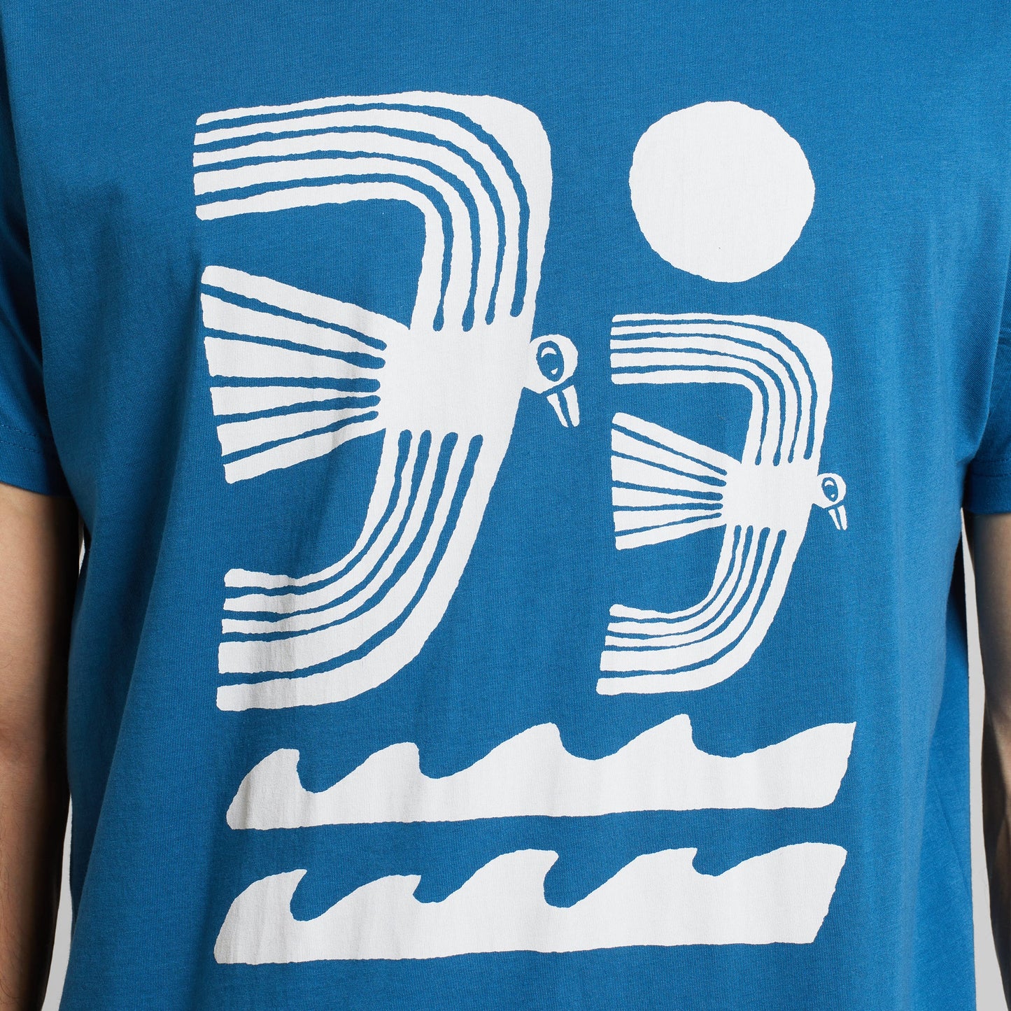 T-shirt en coton bio | Bleu à motifs "t-shirt stockholm seagulls and waves midnight blue"