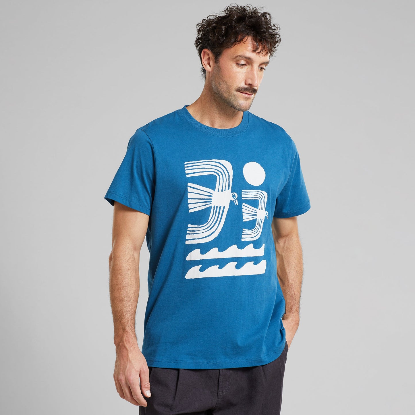 T-shirt en coton bio | Bleu à motifs "t-shirt stockholm seagulls and waves midnight blue"