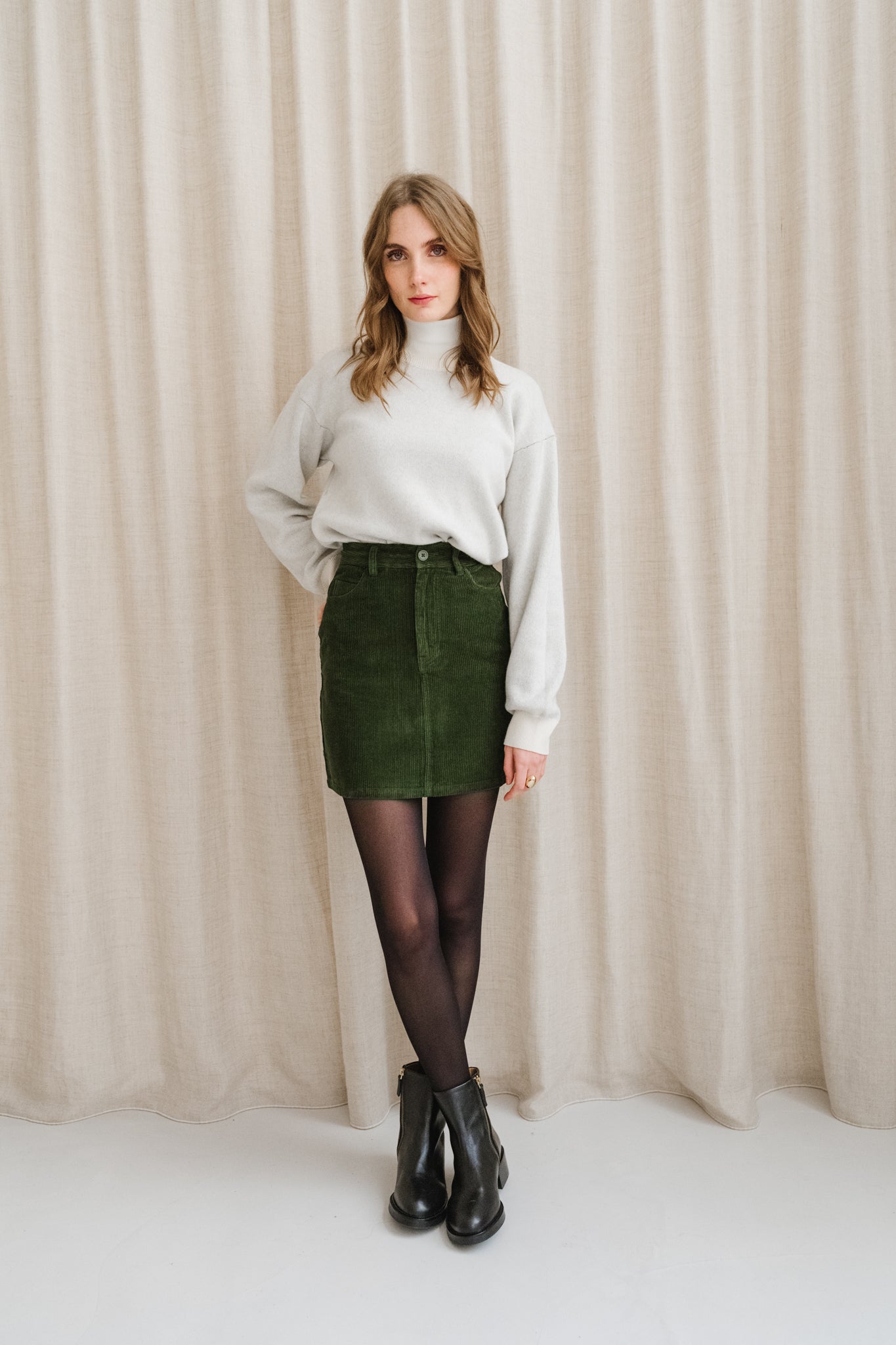 Jupe courte velours en coton bio | Vert foncé "bottle green corduroy marsha skirt"
