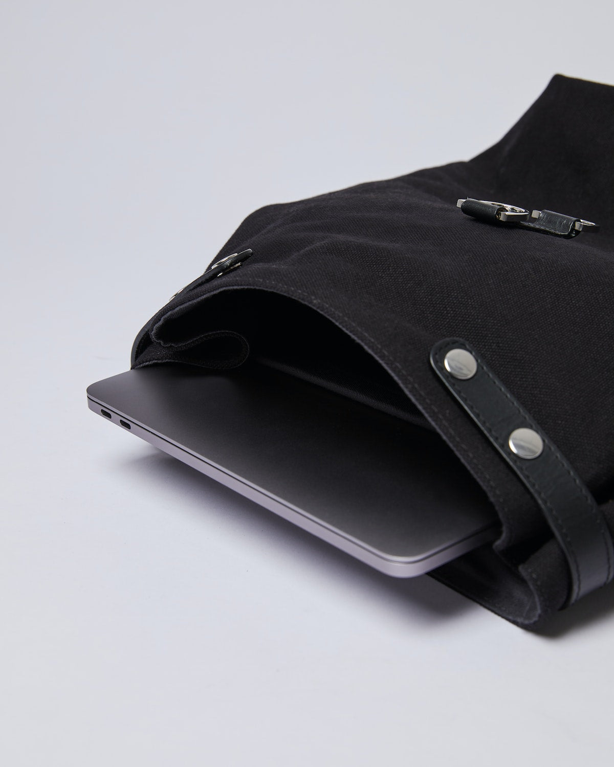 Sac à dos en cuir et coton bio | noir "alva metal hook black with black leather"