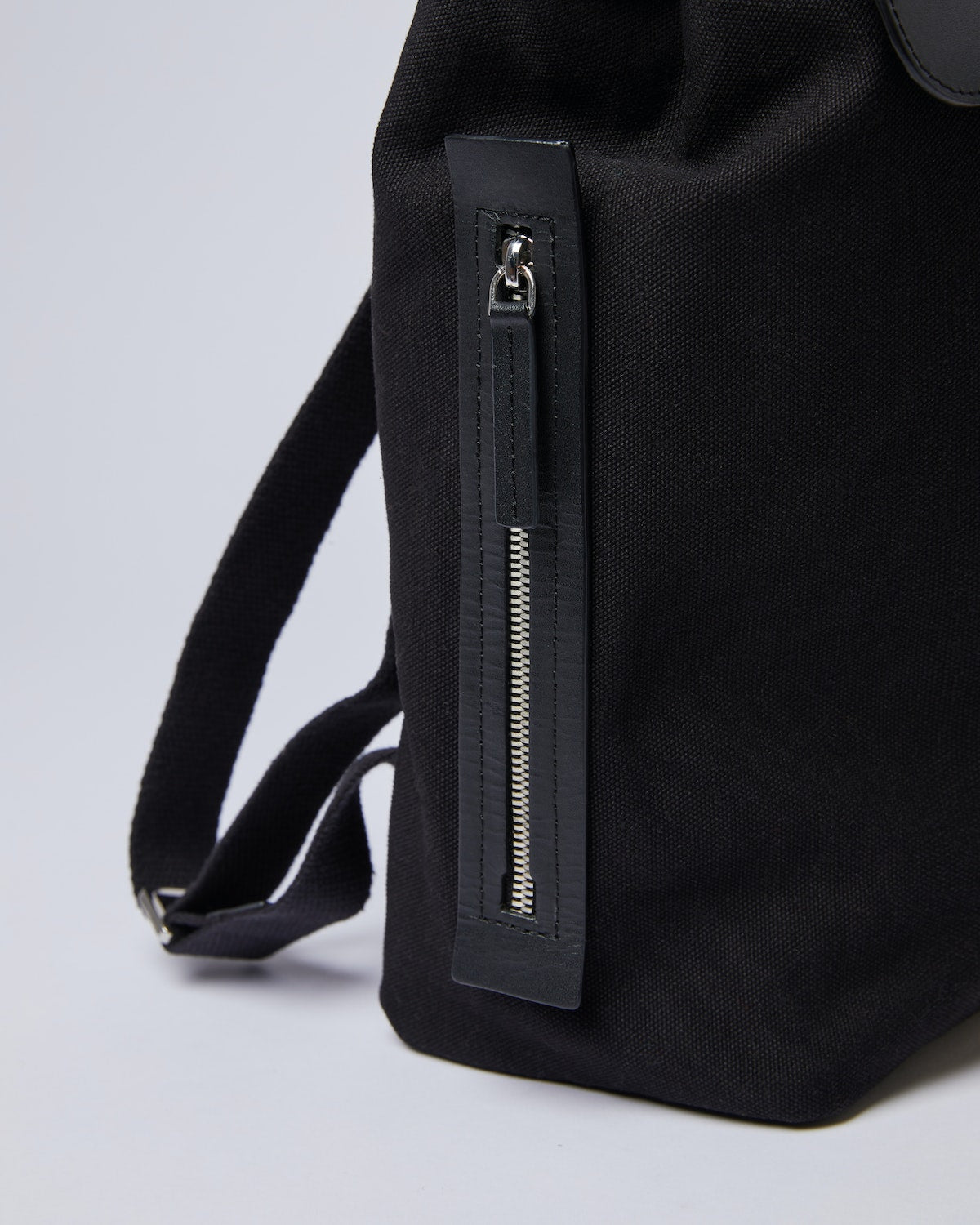 Sac à dos en cuir et coton bio | noir "alva metal hook black with black leather"