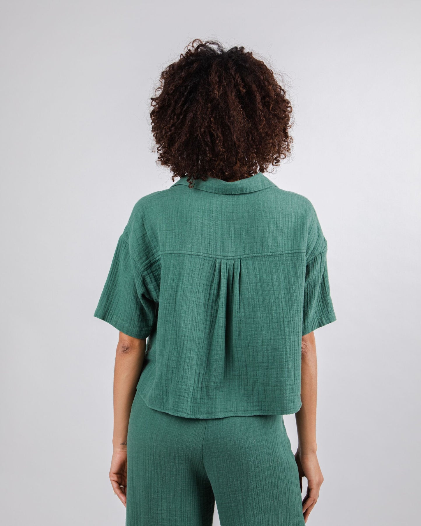 Chemiser vert texturé en coton bio - bubble cropped morera green