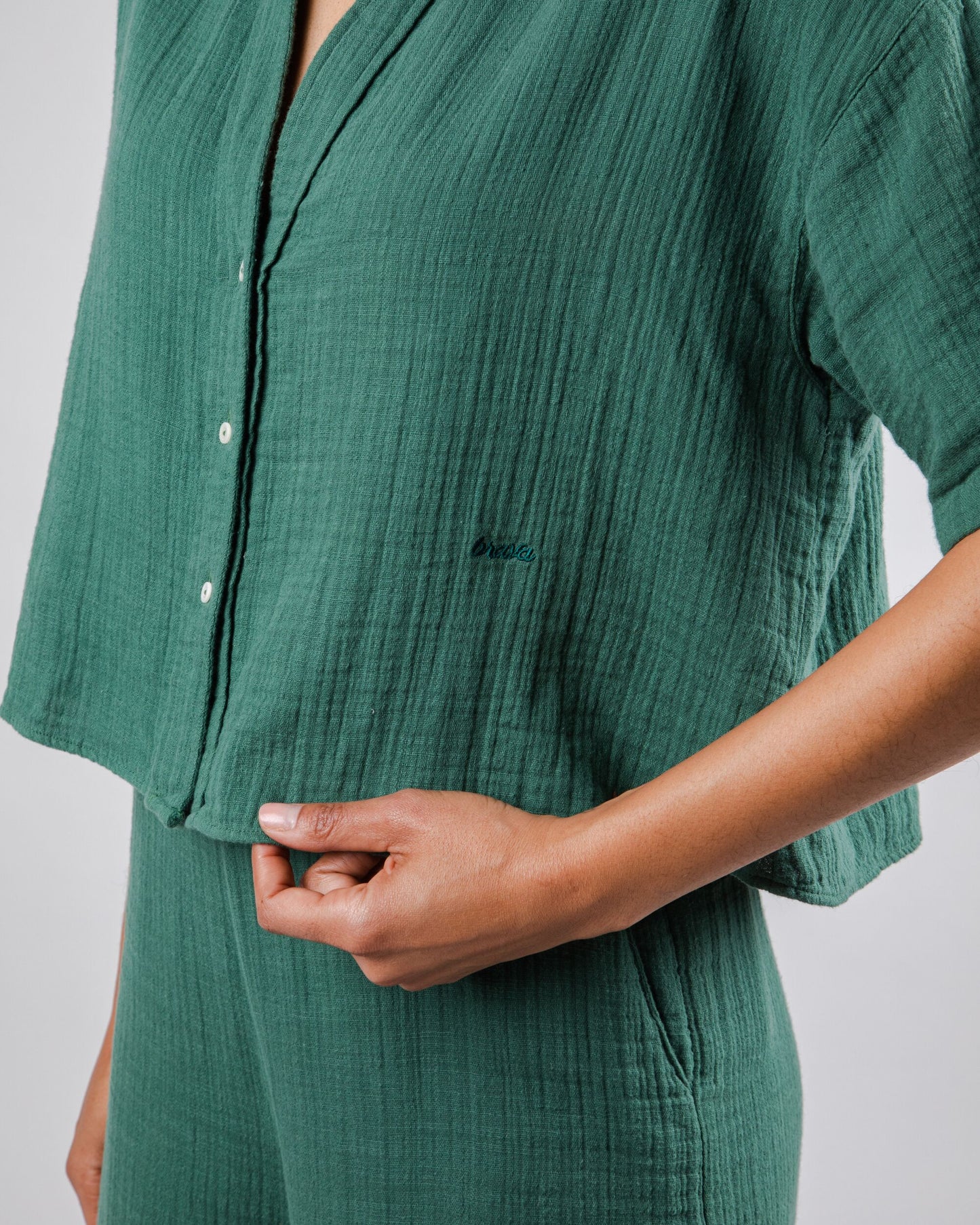 Chemiser vert texturé en coton bio - bubble cropped morera green