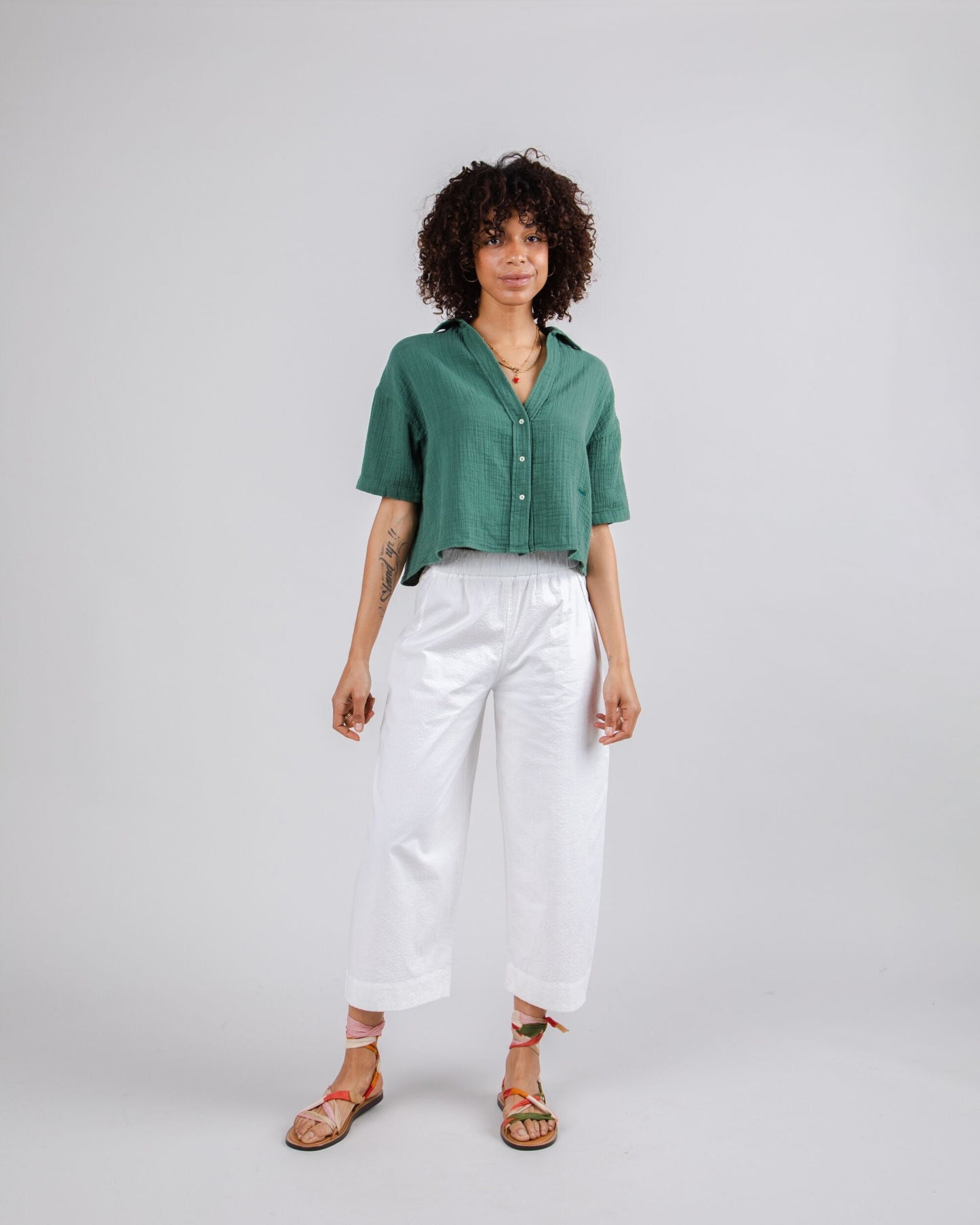 Chemiser vert texturé en coton bio - bubble cropped morera green